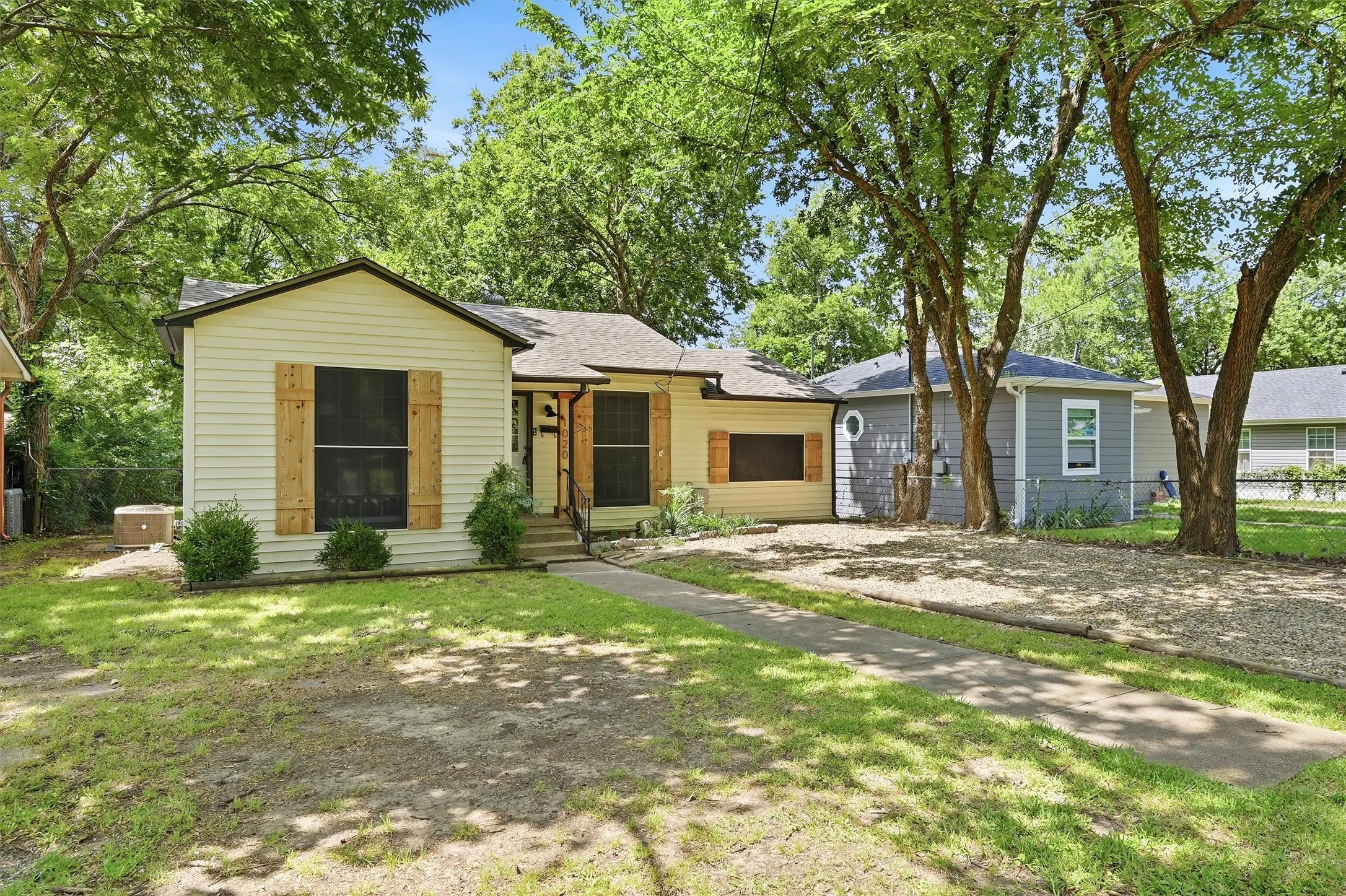 Single Family Residence For Sale in Grayson County , 1020 W Brockett Street, Sherman, Texas 75092, 2 Bedroom, 1 Bathroom, Garage spaces, 995 Sqft, built in 1945, mls#21315359, Real Estate Agent in Sherman, Homes For Sale in Grayson county, Homes For Sale in Sherman, Realtor in Sherman Texas, Real Estate Brokerage Independent Realty Texas, Luminita Cordes Realtor