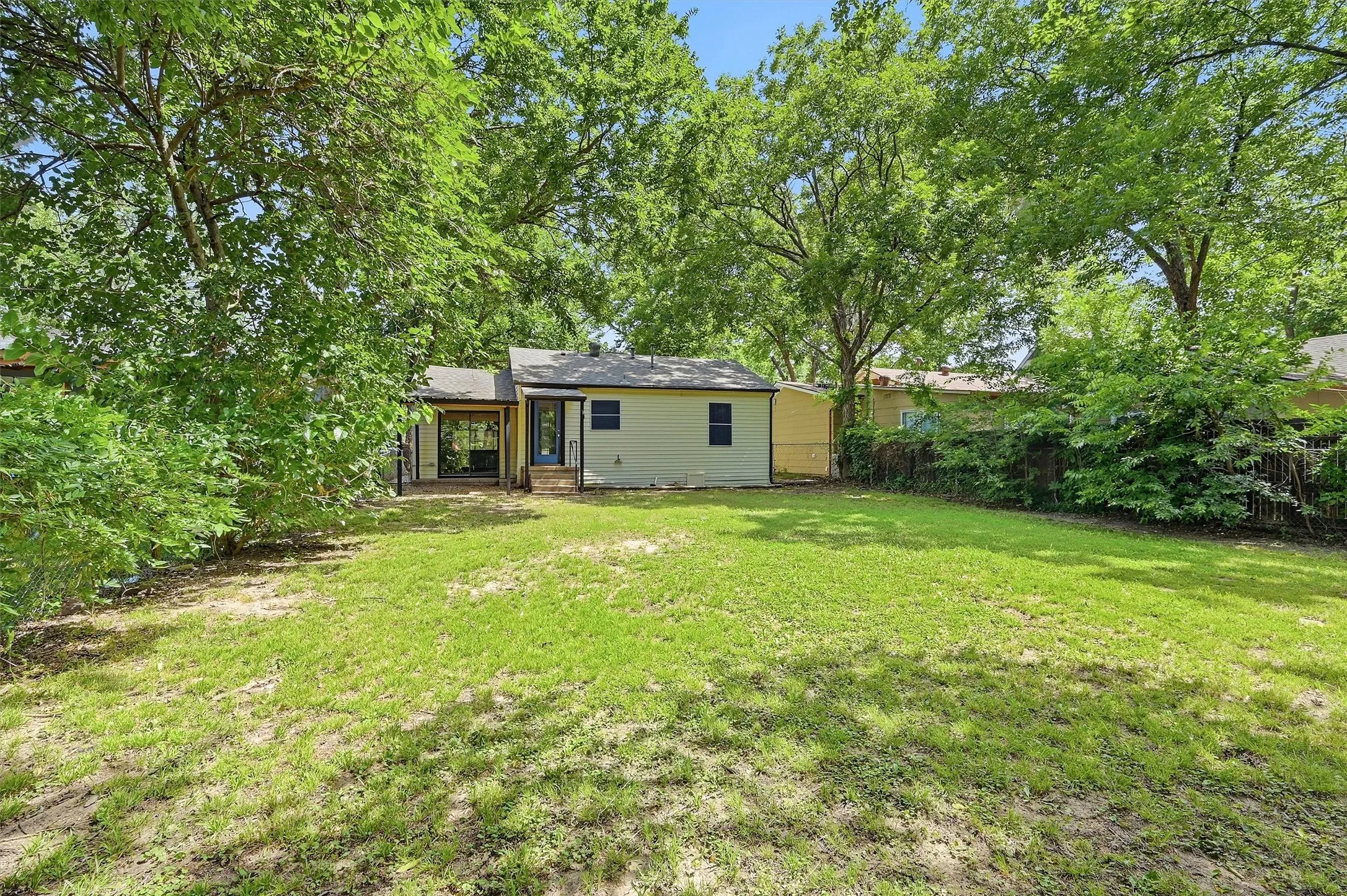 Single Family Residence For Sale in Grayson County , 1020 W Brockett Street, Sherman, Texas 75092, 2 Bedroom, 1 Bathroom, Garage spaces, 995 Sqft, built in 1945, mls#21315359, Real Estate Agent in Sherman, Homes For Sale in Grayson county, Homes For Sale in Sherman, Realtor in Sherman Texas, Real Estate Brokerage Independent Realty Texas, Luminita Cordes Realtor