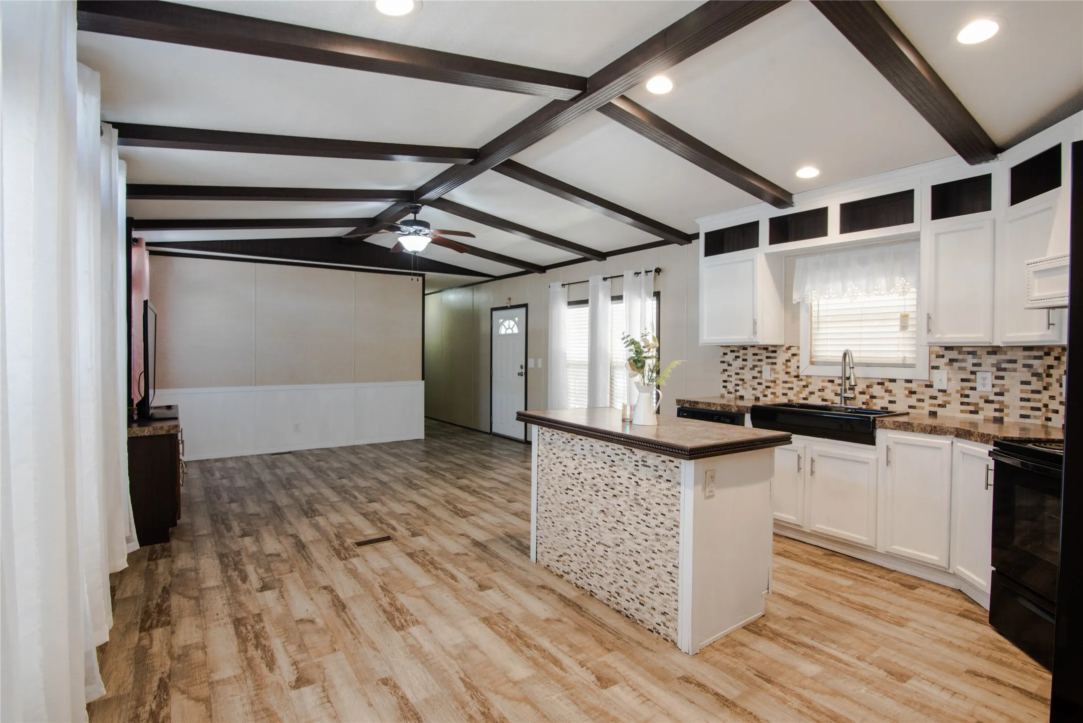 Mobile Home For Sale in Dallas County , 3214 La Sombra 57, Grand Prairie, Texas 75050, 4 Bedroom, 2 Bathroom, Garage spaces, 1,466 Sqft, built in 2018, mls#21317291, Real Estate Agent in Grand Prairie, Homes For Sale in Dallas county, Homes For Sale in Grand Prairie, Realtor in Grand Prairie Texas, Real Estate Brokerage Independent Realty Texas, Luminita Cordes Realtor