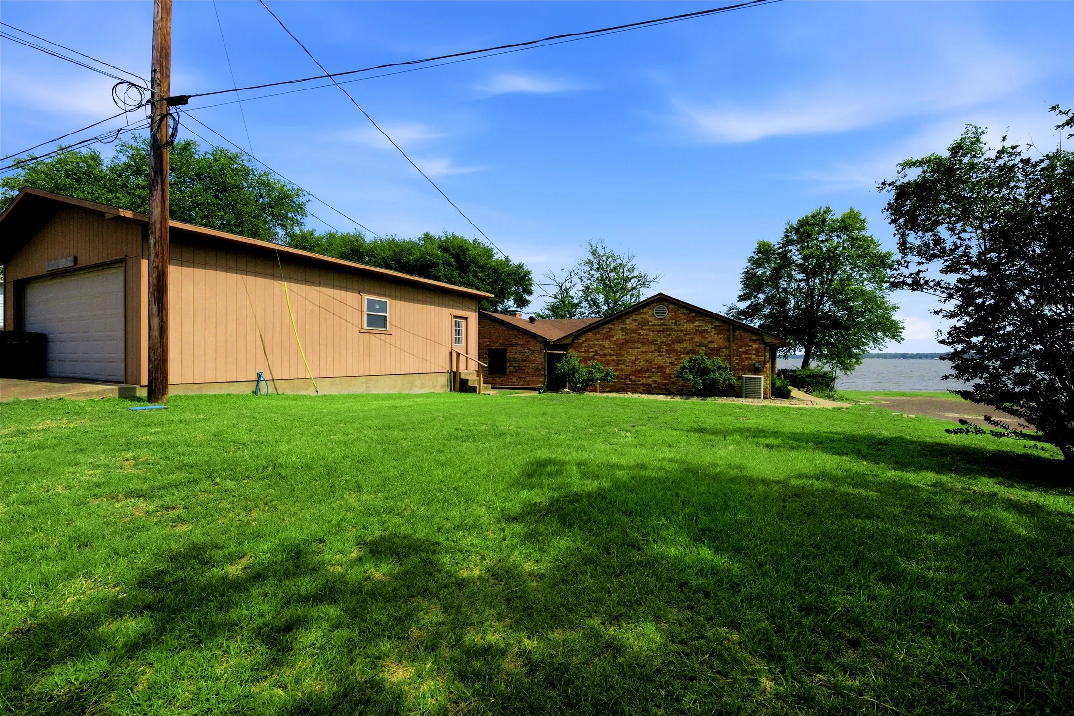 Single Family Residence For Sale in Henderson County , 21282 Southwind Drive, Chandler, Texas 75758, 3 Bedroom, 2 Bathroom, 2 Garage spaces, 1,740 Sqft, built in 1983, mls#21317487, Real Estate Agent in Chandler, Homes For Sale in Henderson county, Homes For Sale in Chandler, Realtor in Chandler Texas, Real Estate Brokerage Independent Realty Texas, Luminita Cordes Realtor