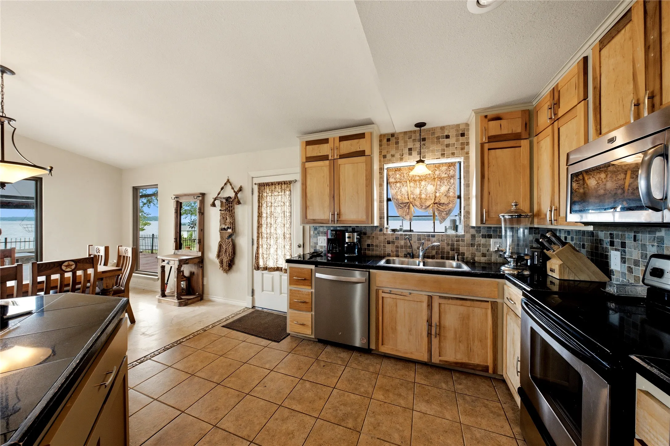 Single Family Residence For Sale in Henderson County , 21282 Southwind Drive, Chandler, Texas 75758, 3 Bedroom, 2 Bathroom, 2 Garage spaces, 1,740 Sqft, built in 1983, mls#21317487, Real Estate Agent in Chandler, Homes For Sale in Henderson county, Homes For Sale in Chandler, Realtor in Chandler Texas, Real Estate Brokerage Independent Realty Texas, Luminita Cordes Realtor