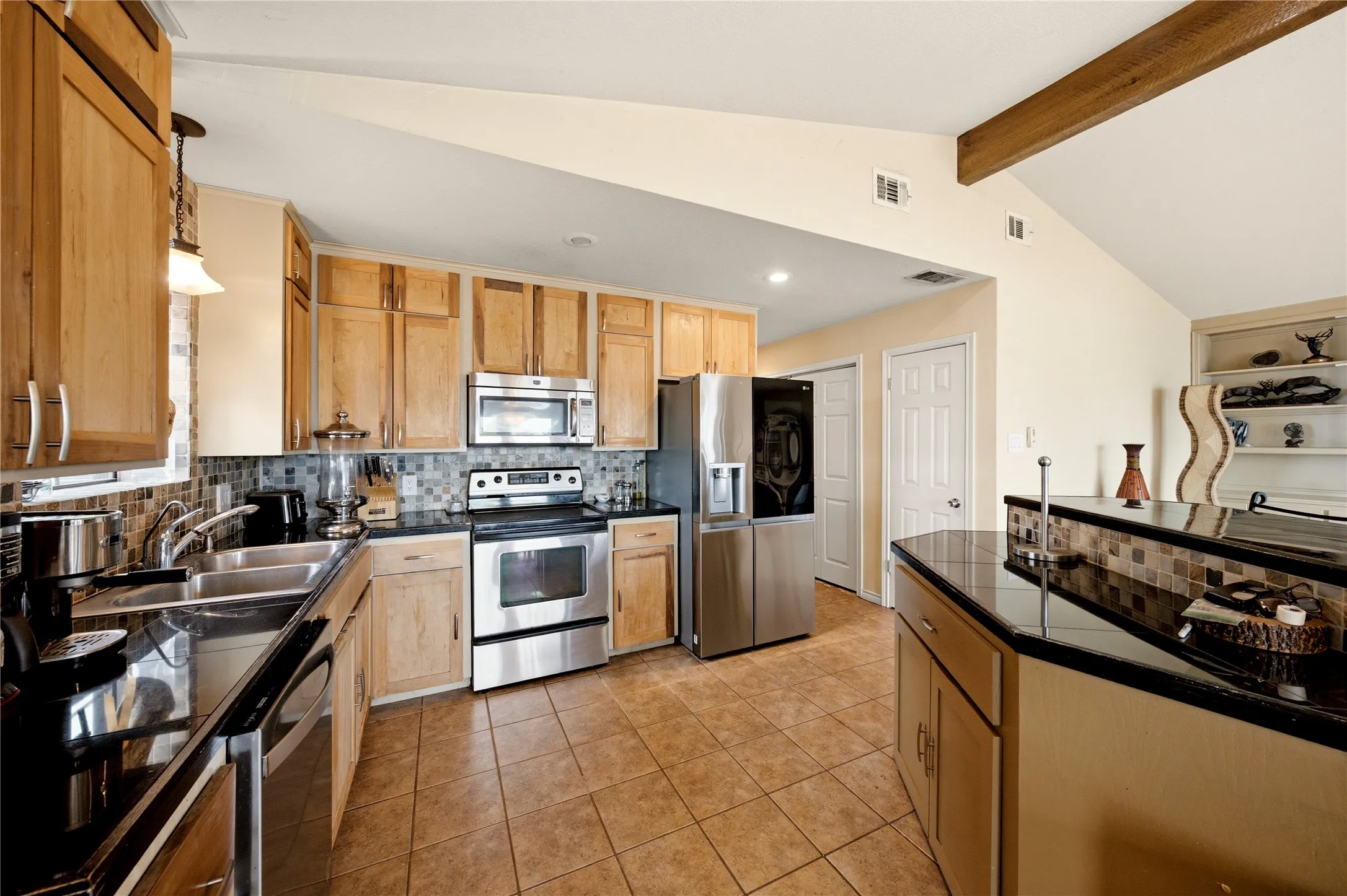 Single Family Residence For Sale in Henderson County , 21282 Southwind Drive, Chandler, Texas 75758, 3 Bedroom, 2 Bathroom, 2 Garage spaces, 1,740 Sqft, built in 1983, mls#21317487, Real Estate Agent in Chandler, Homes For Sale in Henderson county, Homes For Sale in Chandler, Realtor in Chandler Texas, Real Estate Brokerage Independent Realty Texas, Luminita Cordes Realtor