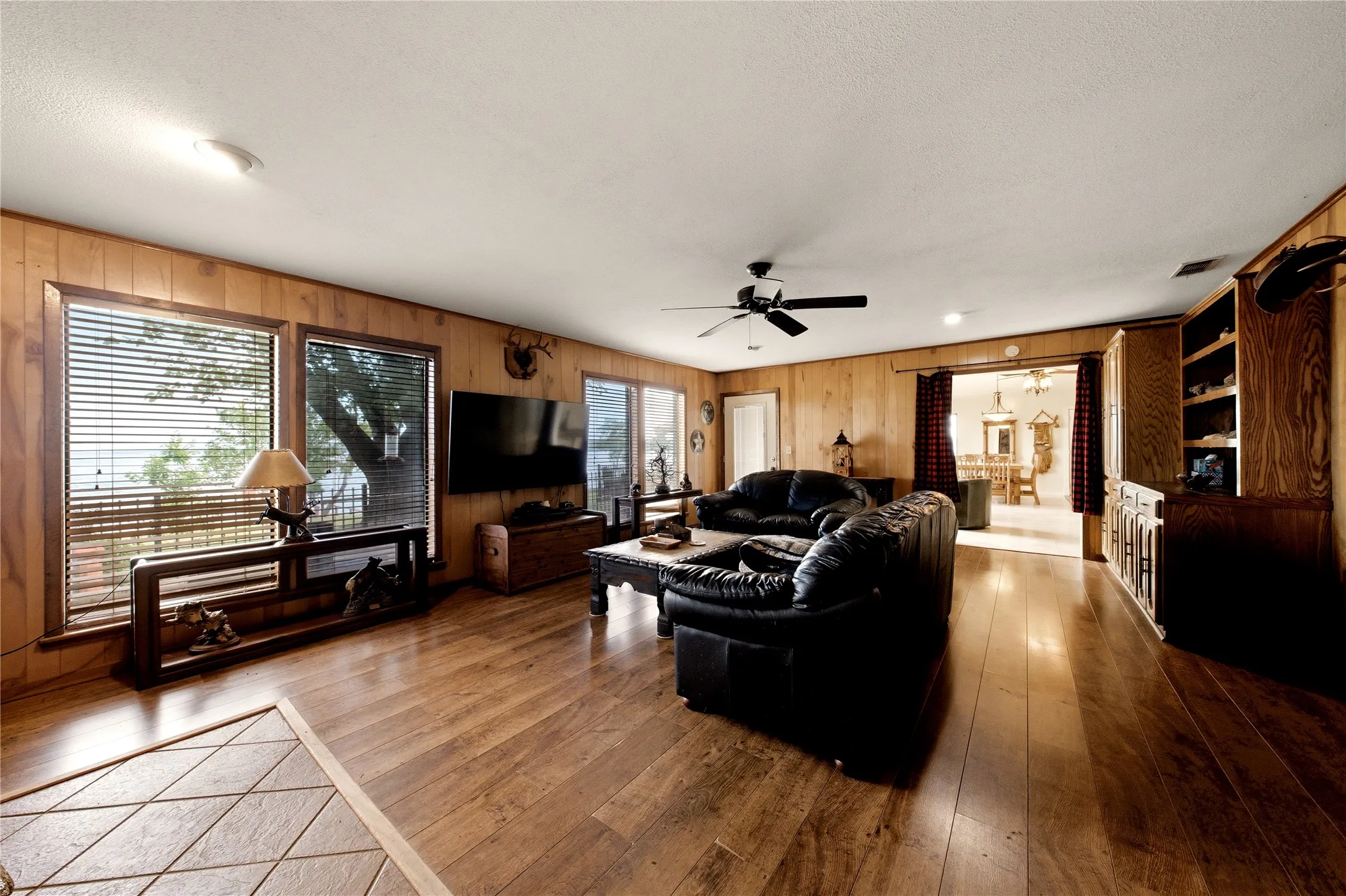 Single Family Residence For Sale in Henderson County , 21282 Southwind Drive, Chandler, Texas 75758, 3 Bedroom, 2 Bathroom, 2 Garage spaces, 1,740 Sqft, built in 1983, mls#21317487, Real Estate Agent in Chandler, Homes For Sale in Henderson county, Homes For Sale in Chandler, Realtor in Chandler Texas, Real Estate Brokerage Independent Realty Texas, Luminita Cordes Realtor