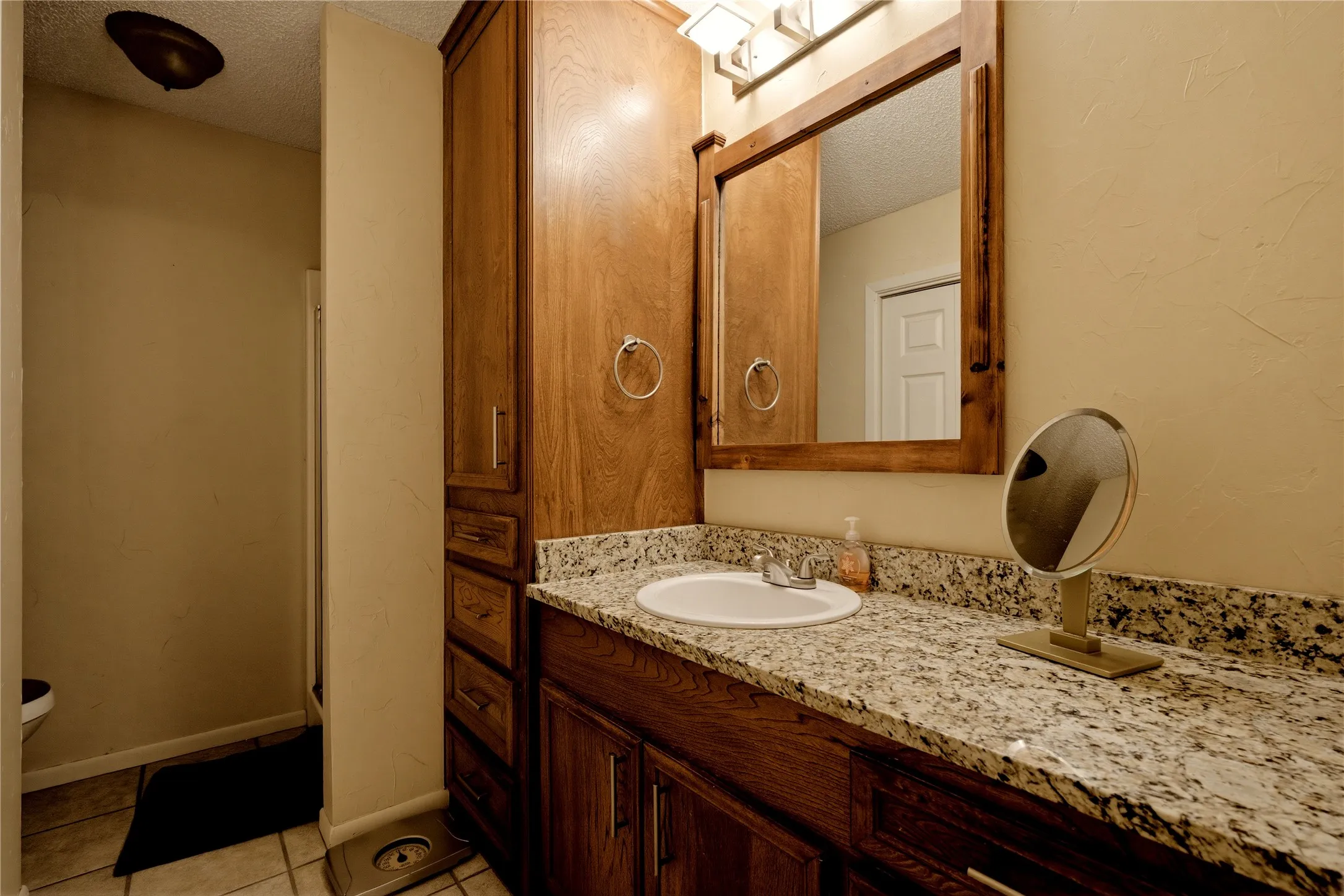 Single Family Residence For Sale in Henderson County , 21282 Southwind Drive, Chandler, Texas 75758, 3 Bedroom, 2 Bathroom, 2 Garage spaces, 1,740 Sqft, built in 1983, mls#21317487, Real Estate Agent in Chandler, Homes For Sale in Henderson county, Homes For Sale in Chandler, Realtor in Chandler Texas, Real Estate Brokerage Independent Realty Texas, Luminita Cordes Realtor