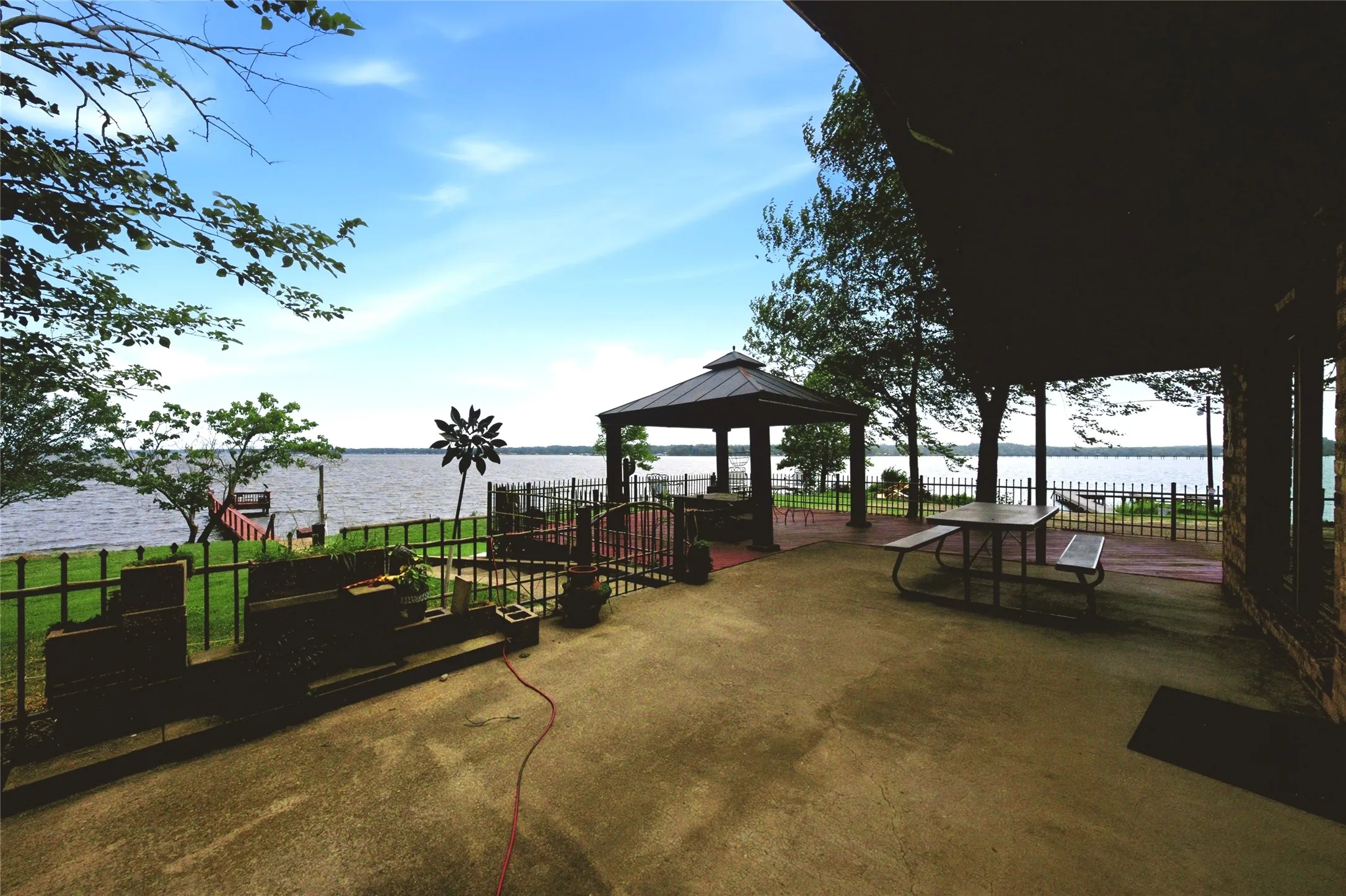 Single Family Residence For Sale in Henderson County , 21282 Southwind Drive, Chandler, Texas 75758, 3 Bedroom, 2 Bathroom, 2 Garage spaces, 1,740 Sqft, built in 1983, mls#21317487, Real Estate Agent in Chandler, Homes For Sale in Henderson county, Homes For Sale in Chandler, Realtor in Chandler Texas, Real Estate Brokerage Independent Realty Texas, Luminita Cordes Realtor