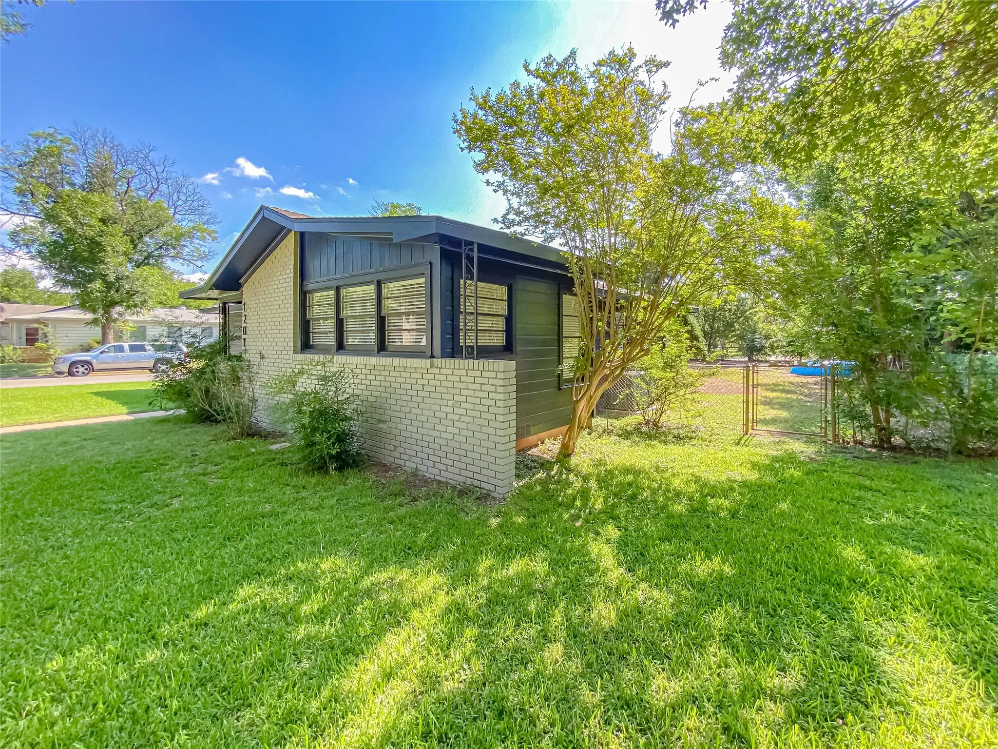 Single Family Residence For Sale in Taylor County , 1201 Albany Street, Abilene, Texas 79605, 3 Bedroom, 2 Bathroom, 2 Garage spaces, 1,910 Sqft, built in 1950, mls#21317323, Real Estate Agent in Abilene, Homes For Sale in Taylor county, Homes For Sale in Abilene, Realtor in Abilene Texas, Real Estate Brokerage Independent Realty Texas, Luminita Cordes Realtor