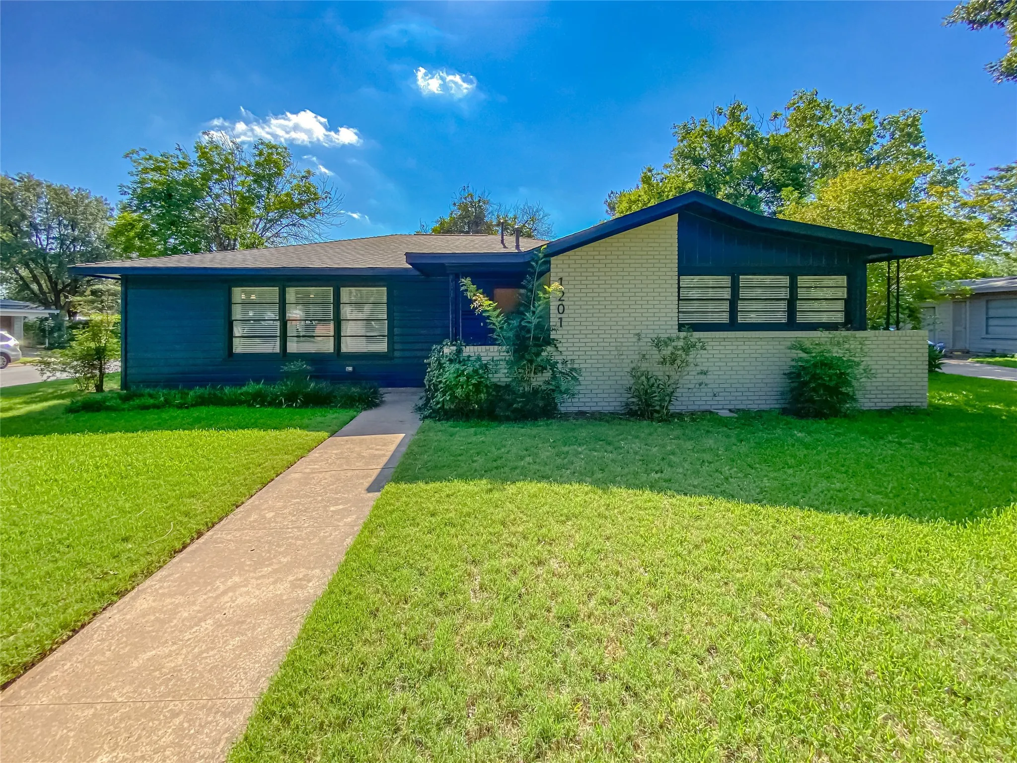 Single Family Residence For Sale in Taylor County , 1201 Albany Street, Abilene, Texas 79605, 3 Bedroom, 2 Bathroom, 2 Garage spaces, 1,910 Sqft, built in 1950, mls#21317323, Real Estate Agent in Abilene, Homes For Sale in Taylor county, Homes For Sale in Abilene, Realtor in Abilene Texas, Real Estate Brokerage Independent Realty Texas, Luminita Cordes Realtor