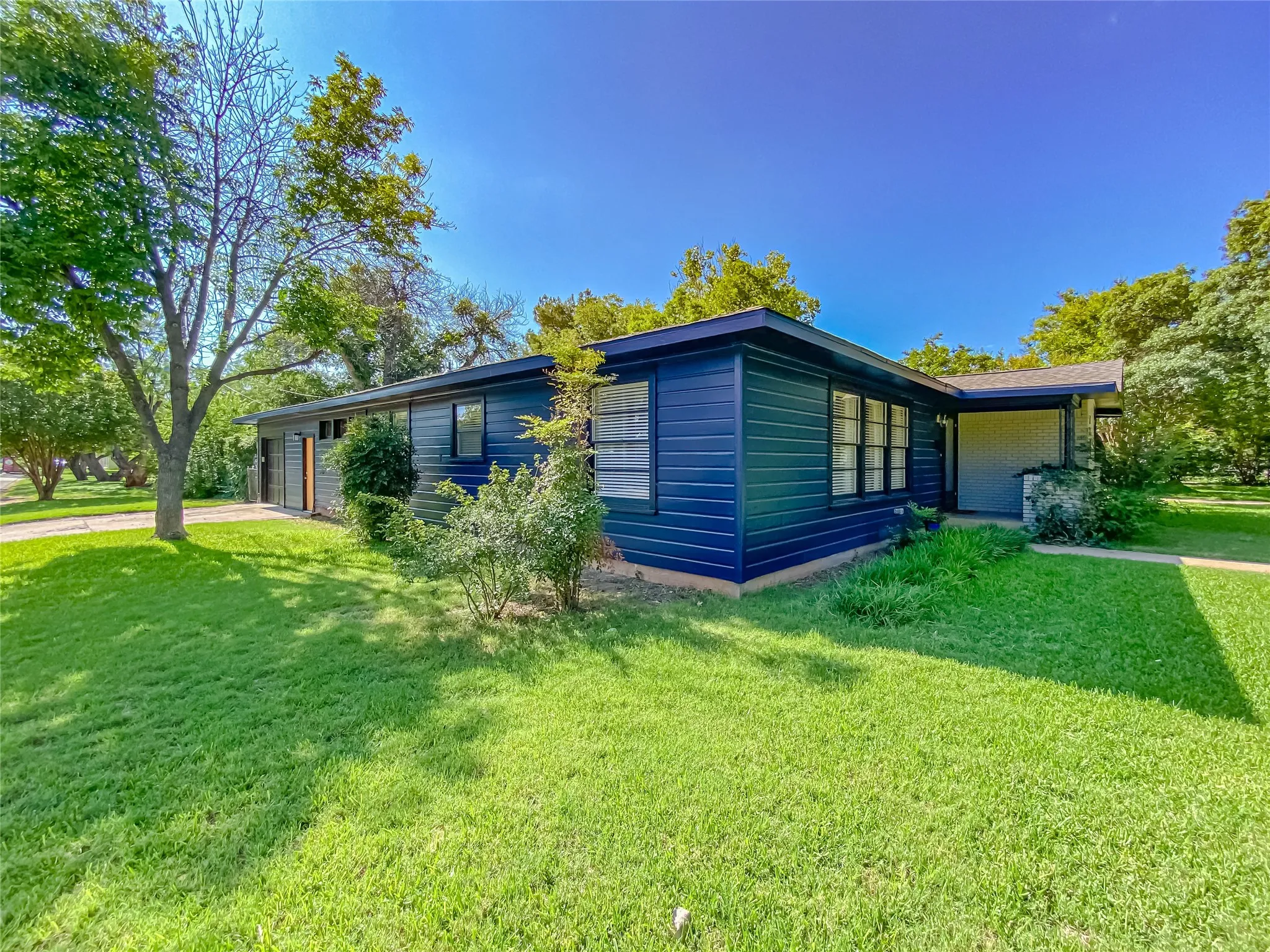 Single Family Residence For Sale in Taylor County , 1201 Albany Street, Abilene, Texas 79605, 3 Bedroom, 2 Bathroom, 2 Garage spaces, 1,910 Sqft, built in 1950, mls#21317323, Real Estate Agent in Abilene, Homes For Sale in Taylor county, Homes For Sale in Abilene, Realtor in Abilene Texas, Real Estate Brokerage Independent Realty Texas, Luminita Cordes Realtor