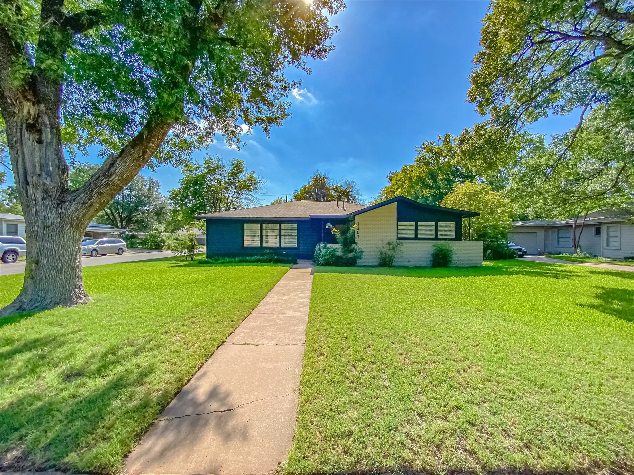 Single Family Residence For Sale in Taylor County , 1201 Albany Street, Abilene, Texas 79605, 3 Bedroom, 2 Bathroom, 2 Garage spaces, 1,910 Sqft, built in 1950, mls#21317323, Real Estate Agent in Abilene, Homes For Sale in Taylor county, Homes For Sale in Abilene, Realtor in Abilene Texas, Real Estate Brokerage Independent Realty Texas, Luminita Cordes Realtor