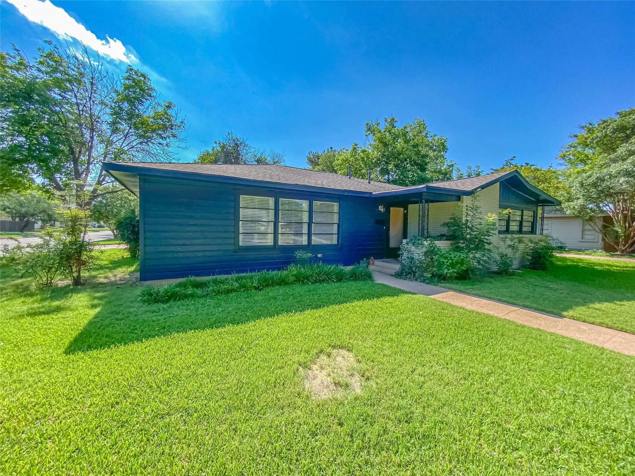 Single Family Residence For Sale in Taylor County , 1201 Albany Street, Abilene, Texas 79605, 3 Bedroom, 2 Bathroom, 2 Garage spaces, 1,910 Sqft, built in 1950, mls#21317323, Real Estate Agent in Abilene, Homes For Sale in Taylor county, Homes For Sale in Abilene, Realtor in Abilene Texas, Real Estate Brokerage Independent Realty Texas, Luminita Cordes Realtor