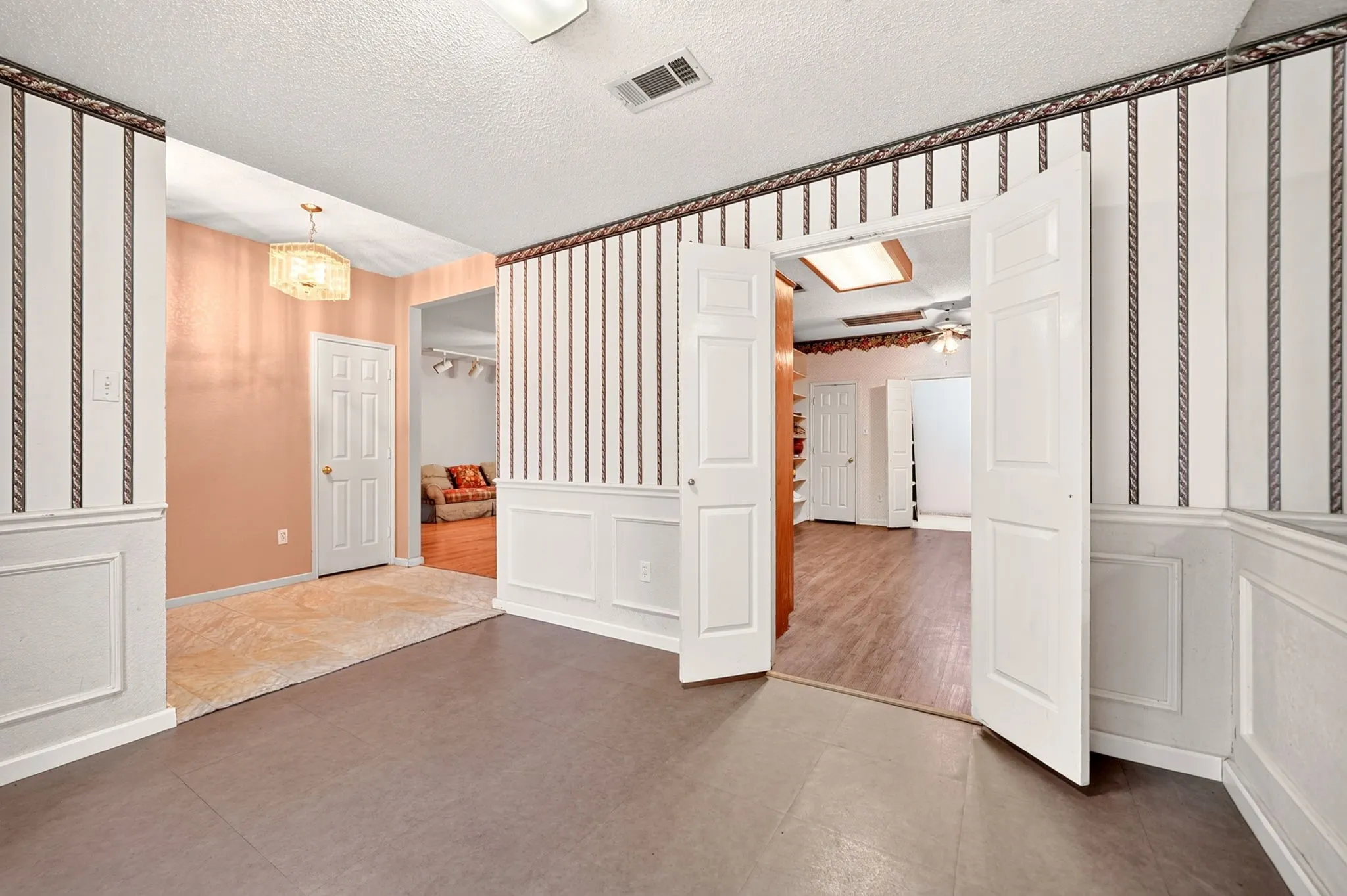 Single Family Residence For Sale in Dallas County , 2209 Dana Drive, Rowlett, Texas 75088, 4 Bedroom, 3 Bathroom, Garage spaces, 2,243 Sqft, built in 1991, mls#21253710, Real Estate Agent in Rowlett, Homes For Sale in Dallas county, Homes For Sale in Rowlett, Realtor in Rowlett Texas, Real Estate Brokerage Independent Realty Texas, Luminita Cordes Realtor