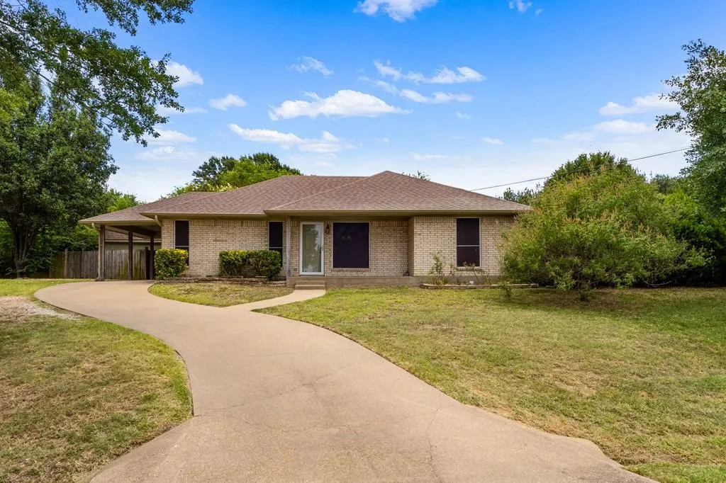 Single Family Residence For Sale in Henderson County , 402 Admiral Drive, Gun Barrel City, Texas 75156, 3 Bedroom, 2 Bathroom, Garage spaces, 1,280 Sqft, built in 1997, Price $389,000, mls#21314139, Real Estate Agent in Gun Barrel City, Homes For Sale in Henderson county, Homes For Sale in Gun Barrel City, Realtor in Gun Barrel City Texas, Real Estate Brokerage Independent Realty Texas, Luminita Cordes Realtor