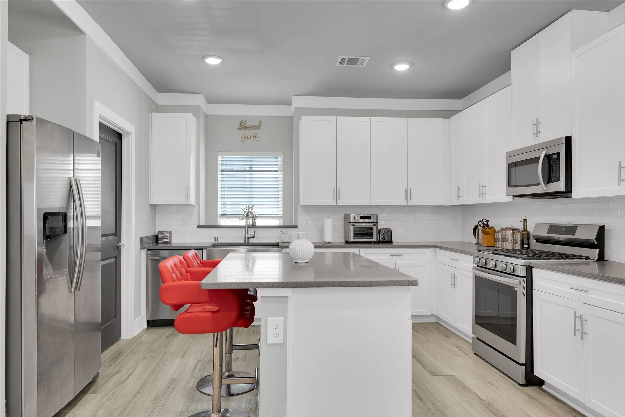 Modern eat-in Kitchen and island