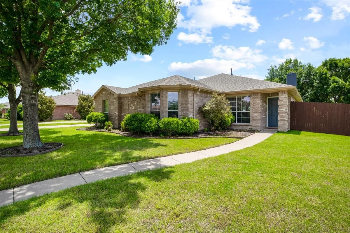 Single Family Residence For Rent in Collin County , 416 Ponderosa Trail, Murphy, Texas 75094, 3 Bedroom, 2 Bathroom, 2 Garage spaces, 1,761 Sqft, built in 2003, mls#21317037, Real Estate Agent in Murphy, Homes For Rent in Collin county, Homes For Rent in Murphy, Realtor in Murphy Texas, Real Estate Brokerage Independent Realty Texas, Luminita Cordes Realtor