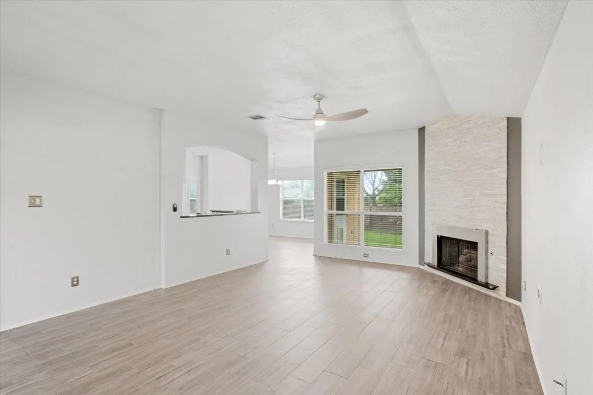 Single Family Residence For Rent in Collin County , 416 Ponderosa Trail, Murphy, Texas 75094, 3 Bedroom, 2 Bathroom, 2 Garage spaces, 1,761 Sqft, built in 2003, mls#21317037, Real Estate Agent in Murphy, Homes For Rent in Collin county, Homes For Rent in Murphy, Realtor in Murphy Texas, Real Estate Brokerage Independent Realty Texas, Luminita Cordes Realtor