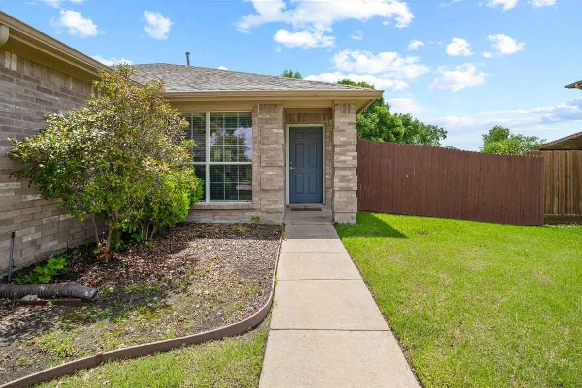 Single Family Residence For Rent in Collin County , 416 Ponderosa Trail, Murphy, Texas 75094, 3 Bedroom, 2 Bathroom, 2 Garage spaces, 1,761 Sqft, built in 2003, mls#21317037, Real Estate Agent in Murphy, Homes For Rent in Collin county, Homes For Rent in Murphy, Realtor in Murphy Texas, Real Estate Brokerage Independent Realty Texas, Luminita Cordes Realtor