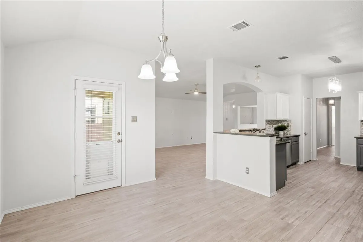 Single Family Residence For Rent in Collin County , 416 Ponderosa Trail, Murphy, Texas 75094, 3 Bedroom, 2 Bathroom, 2 Garage spaces, 1,761 Sqft, built in 2003, mls#21317037, Real Estate Agent in Murphy, Homes For Rent in Collin county, Homes For Rent in Murphy, Realtor in Murphy Texas, Real Estate Brokerage Independent Realty Texas, Luminita Cordes Realtor