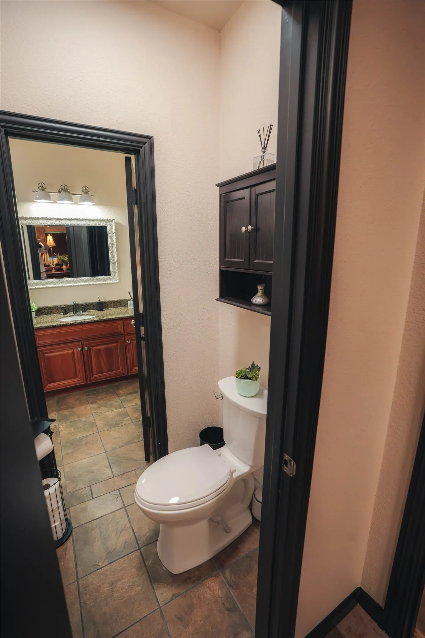 Dual access to Primary bath