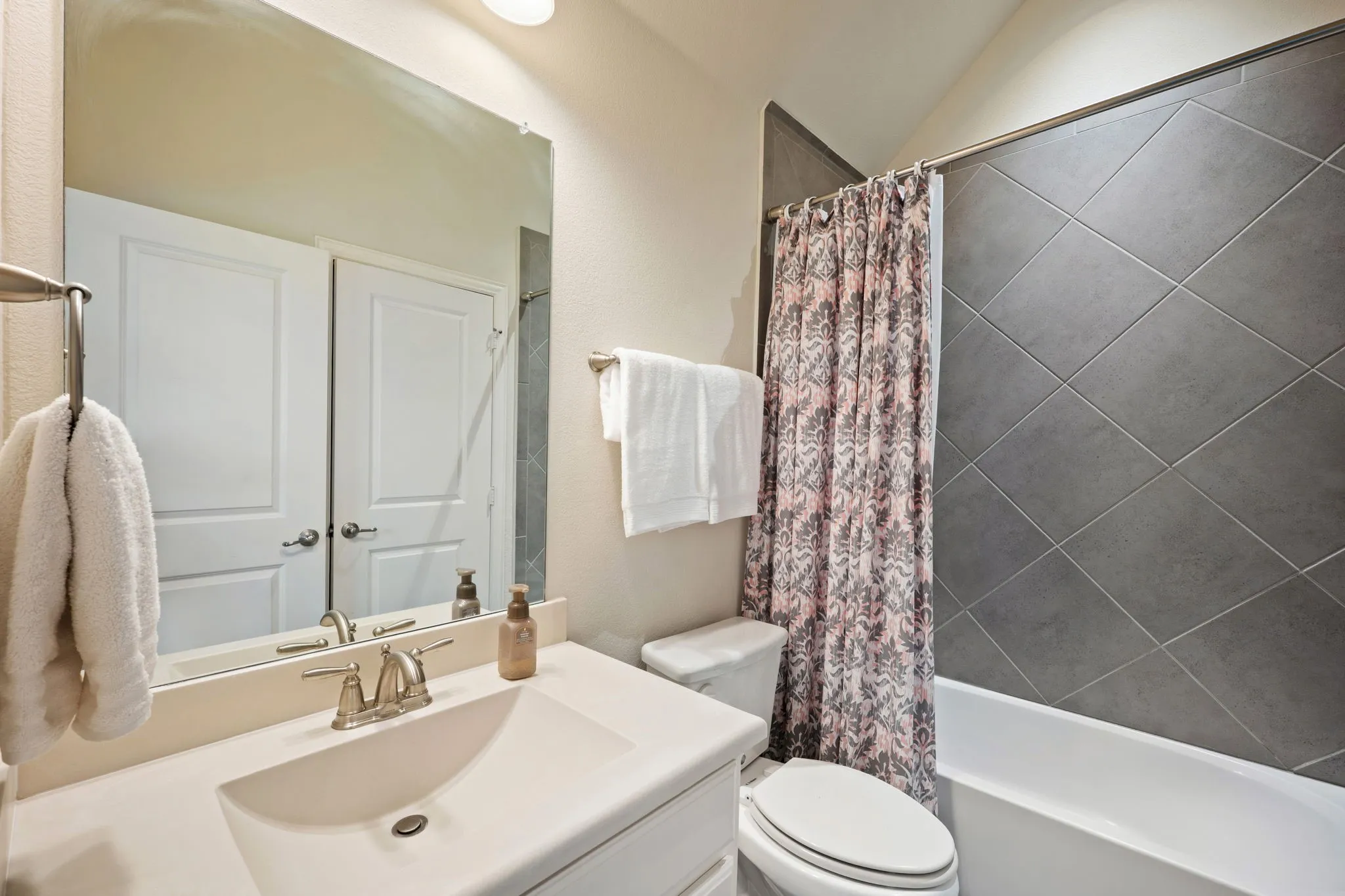Single Family Residence For Rent in Collin County , 2804 Seabiscuit Road, Celina, Texas 75009, 5 Bedroom, 6 Bathroom, 3 Garage spaces, 4,361 Sqft, built in 2017, mls#21317480, Real Estate Agent in Celina, Homes For Rent in Collin county, Homes For Rent in Celina, Realtor in Celina Texas, Real Estate Brokerage Independent Realty Texas, Luminita Cordes Realtor