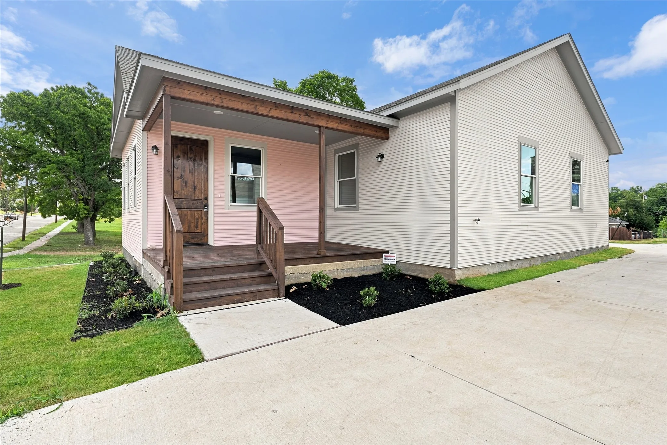 Single Family Residence For Rent in Dallas County , 1022 E 9th Street, Dallas, Texas 75203, 3 Bedroom, 2 Bathroom, 1 Garage spaces, 1,408 Sqft, built in 2026, mls#21317057, Real Estate Agent in Dallas, Homes For Rent in Dallas county, Homes For Rent in Dallas, Realtor in Dallas Texas, Real Estate Brokerage Independent Realty Texas, Luminita Cordes Realtor