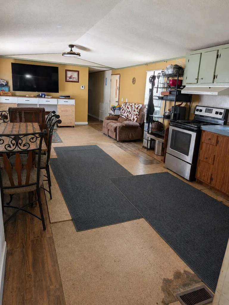 Manufactured Home For Sale in Henderson County , 500 County Road 2405, Kemp, Texas 75143, 3 Bedroom, 2 Bathroom, Garage spaces, 1,120 Sqft, built in 1995, mls#21317553, Real Estate Agent in Kemp, Homes For Sale in Henderson county, Homes For Sale in Kemp, Realtor in Kemp Texas, Real Estate Brokerage Independent Realty Texas, Luminita Cordes Realtor