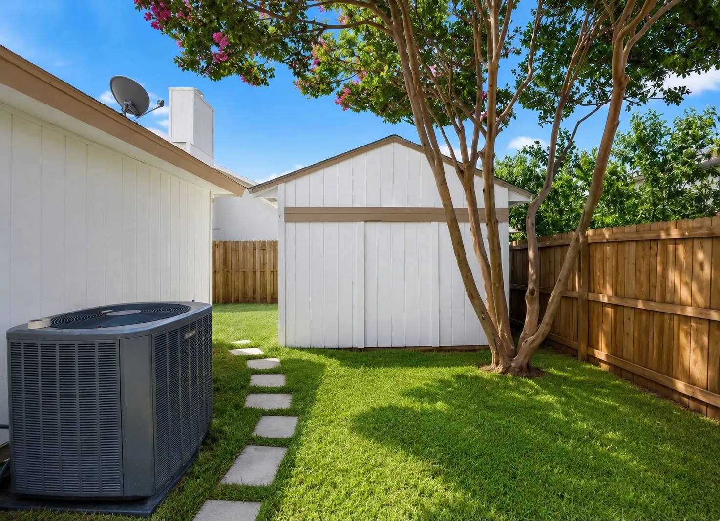 Single Family Residence For Sale in Tarrant County , 5310 Pocassett Drive, Arlington, Texas 76018, 3 Bedroom, 2 Bathroom, 2 Garage spaces, 1,535 Sqft, built in 1985, mls#21317557, Real Estate Agent in Arlington, Homes For Sale in Tarrant county, Homes For Sale in Arlington, Realtor in Arlington Texas, Real Estate Brokerage Independent Realty Texas, Luminita Cordes Realtor