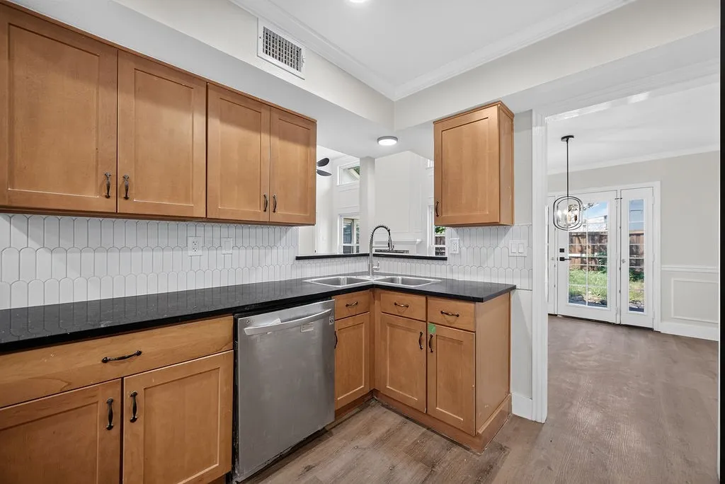 Single Family Residence For Sale in Tarrant County , 5310 Pocassett Drive, Arlington, Texas 76018, 3 Bedroom, 2 Bathroom, 2 Garage spaces, 1,535 Sqft, built in 1985, mls#21317557, Real Estate Agent in Arlington, Homes For Sale in Tarrant county, Homes For Sale in Arlington, Realtor in Arlington Texas, Real Estate Brokerage Independent Realty Texas, Luminita Cordes Realtor