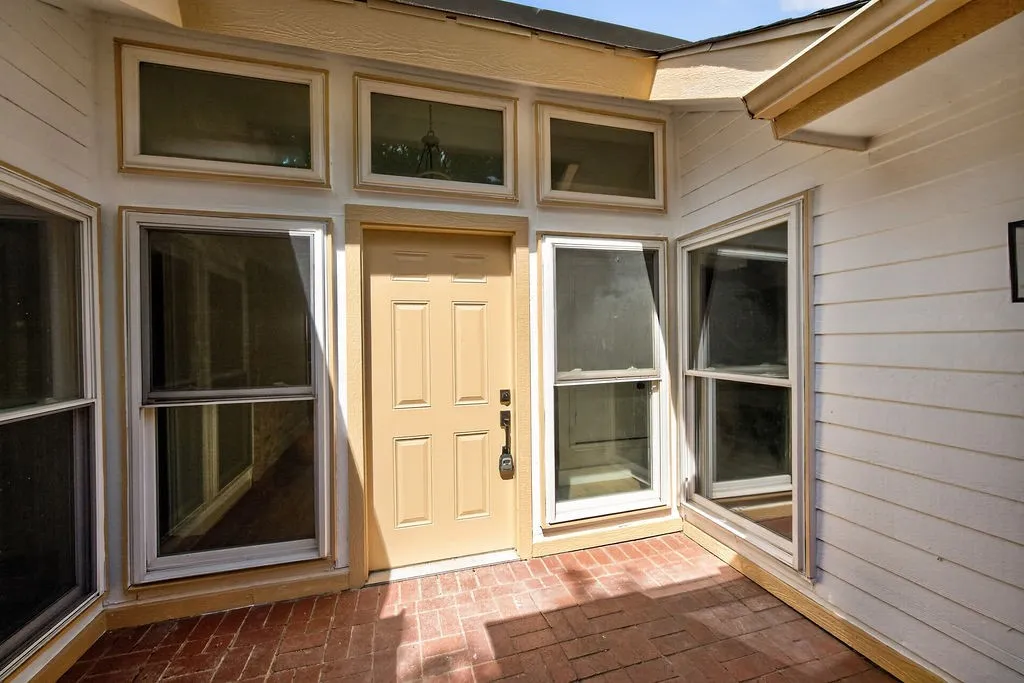 Single Family Residence For Sale in Tarrant County , 5310 Pocassett Drive, Arlington, Texas 76018, 3 Bedroom, 2 Bathroom, 2 Garage spaces, 1,535 Sqft, built in 1985, mls#21317557, Real Estate Agent in Arlington, Homes For Sale in Tarrant county, Homes For Sale in Arlington, Realtor in Arlington Texas, Real Estate Brokerage Independent Realty Texas, Luminita Cordes Realtor