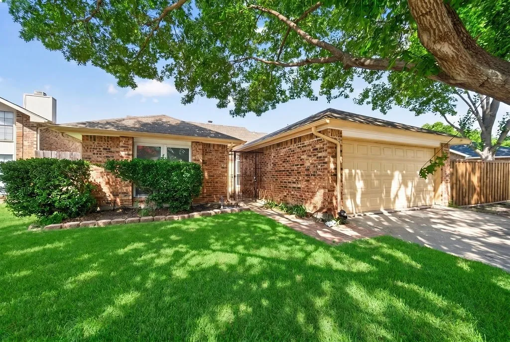 Single Family Residence For Sale in Tarrant County , 5310 Pocassett Drive, Arlington, Texas 76018, 3 Bedroom, 2 Bathroom, 2 Garage spaces, 1,535 Sqft, built in 1985, mls#21317557, Real Estate Agent in Arlington, Homes For Sale in Tarrant county, Homes For Sale in Arlington, Realtor in Arlington Texas, Real Estate Brokerage Independent Realty Texas, Luminita Cordes Realtor