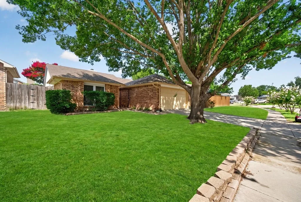 Single Family Residence For Sale in Tarrant County , 5310 Pocassett Drive, Arlington, Texas 76018, 3 Bedroom, 2 Bathroom, 2 Garage spaces, 1,535 Sqft, built in 1985, mls#21317557, Real Estate Agent in Arlington, Homes For Sale in Tarrant county, Homes For Sale in Arlington, Realtor in Arlington Texas, Real Estate Brokerage Independent Realty Texas, Luminita Cordes Realtor