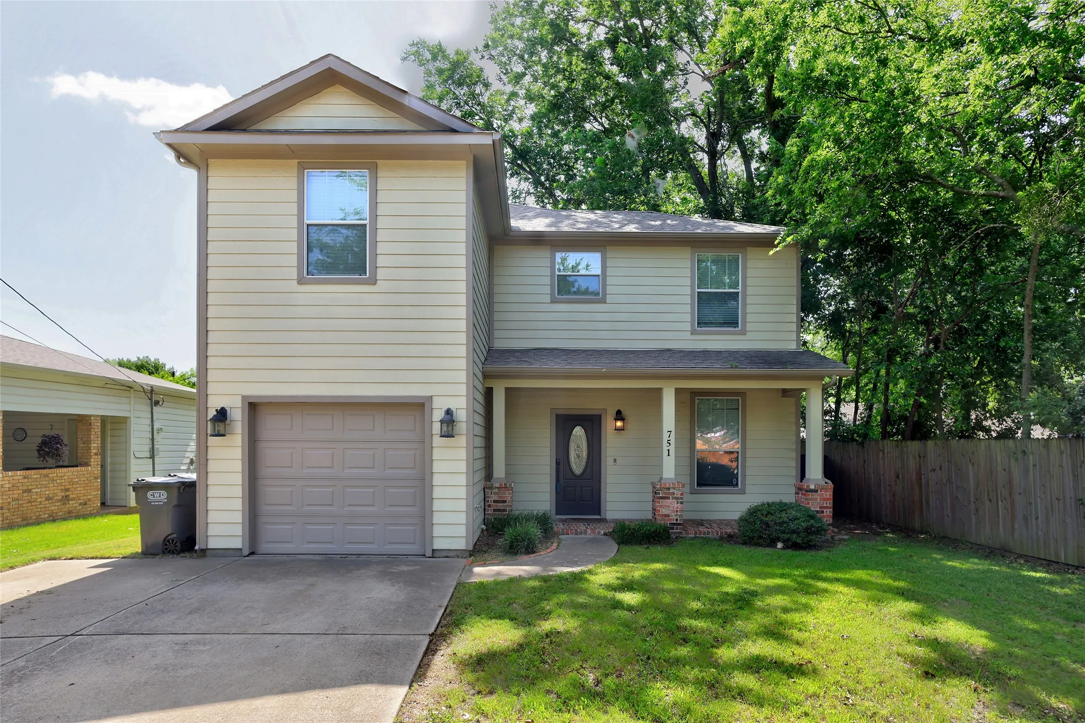 Single Family Residence For Sale in Grayson County , 751 N Sherman Avenue, Van Alstyne, Texas 75495, 3 Bedroom, 3 Bathroom, 1 Garage spaces, 1,696 Sqft, built in 2008, mls#21316294, Real Estate Agent in Van Alstyne, Homes For Sale in Grayson county, Homes For Sale in Van Alstyne, Realtor in Van Alstyne Texas, Real Estate Brokerage Independent Realty Texas, Luminita Cordes Realtor