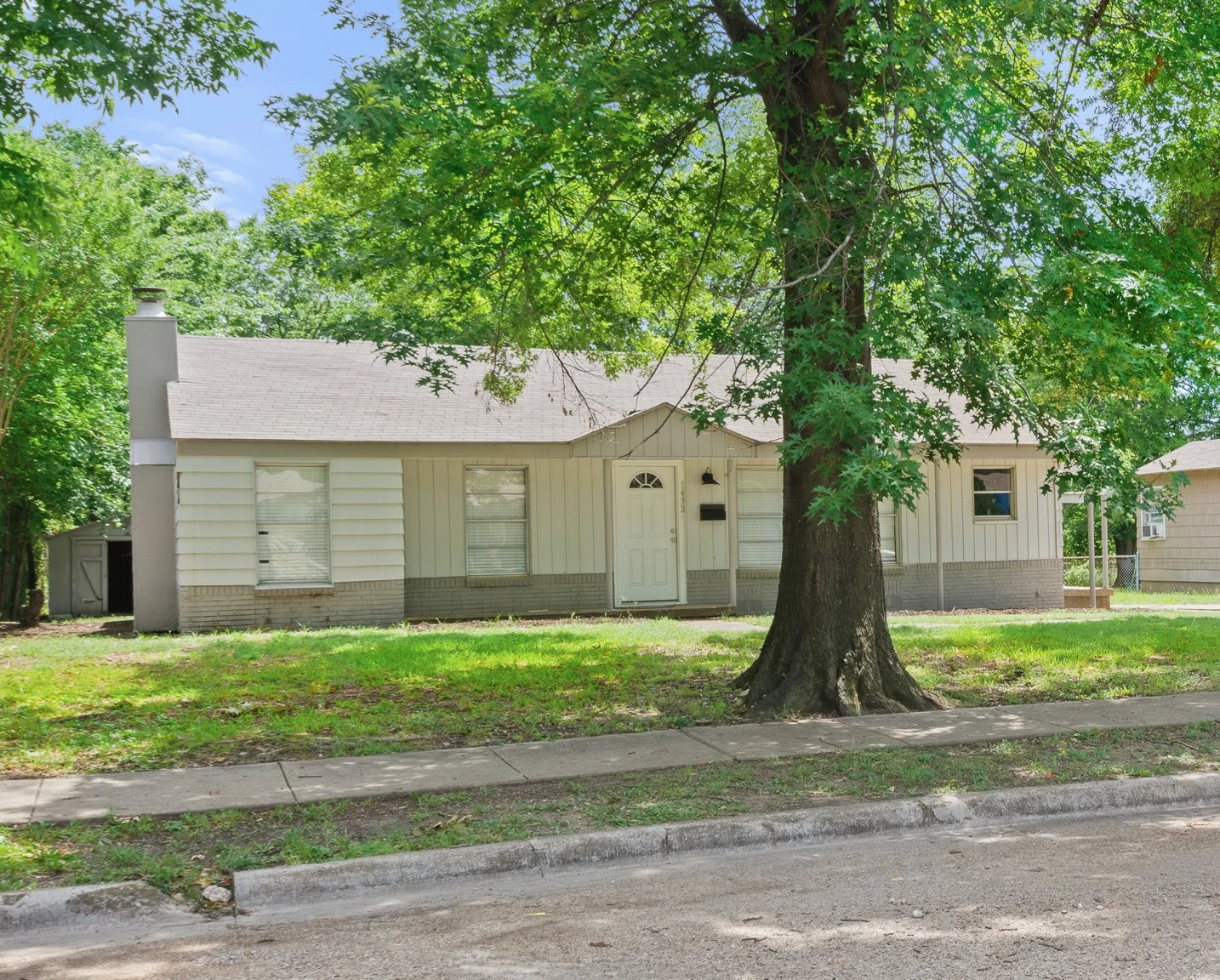 Single Family Residence For Sale in Dallas County , 1432 Meadowbrook Drive, Garland, Texas 75042, 3 Bedroom, 2 Bathroom, 2 Garage spaces, 1,246 Sqft, built in 1948, mls#21317493, Real Estate Agent in Garland, Homes For Sale in Dallas county, Homes For Sale in Garland, Realtor in Garland Texas, Real Estate Brokerage Independent Realty Texas, Luminita Cordes Realtor