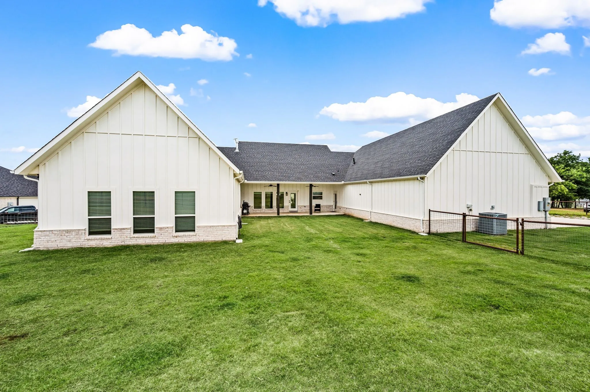 Single Family Residence For Sale in Wise County , 151 Lakota Drive, Bridgeport, Texas 76426, 4 Bedroom, 5 Bathroom, 3 Garage spaces, 3,620 Sqft, built in 2022, mls#21316328, Real Estate Agent in Bridgeport, Homes For Sale in Wise county, Homes For Sale in Bridgeport, Realtor in Bridgeport Texas, Real Estate Brokerage Independent Realty Texas, Luminita Cordes Realtor