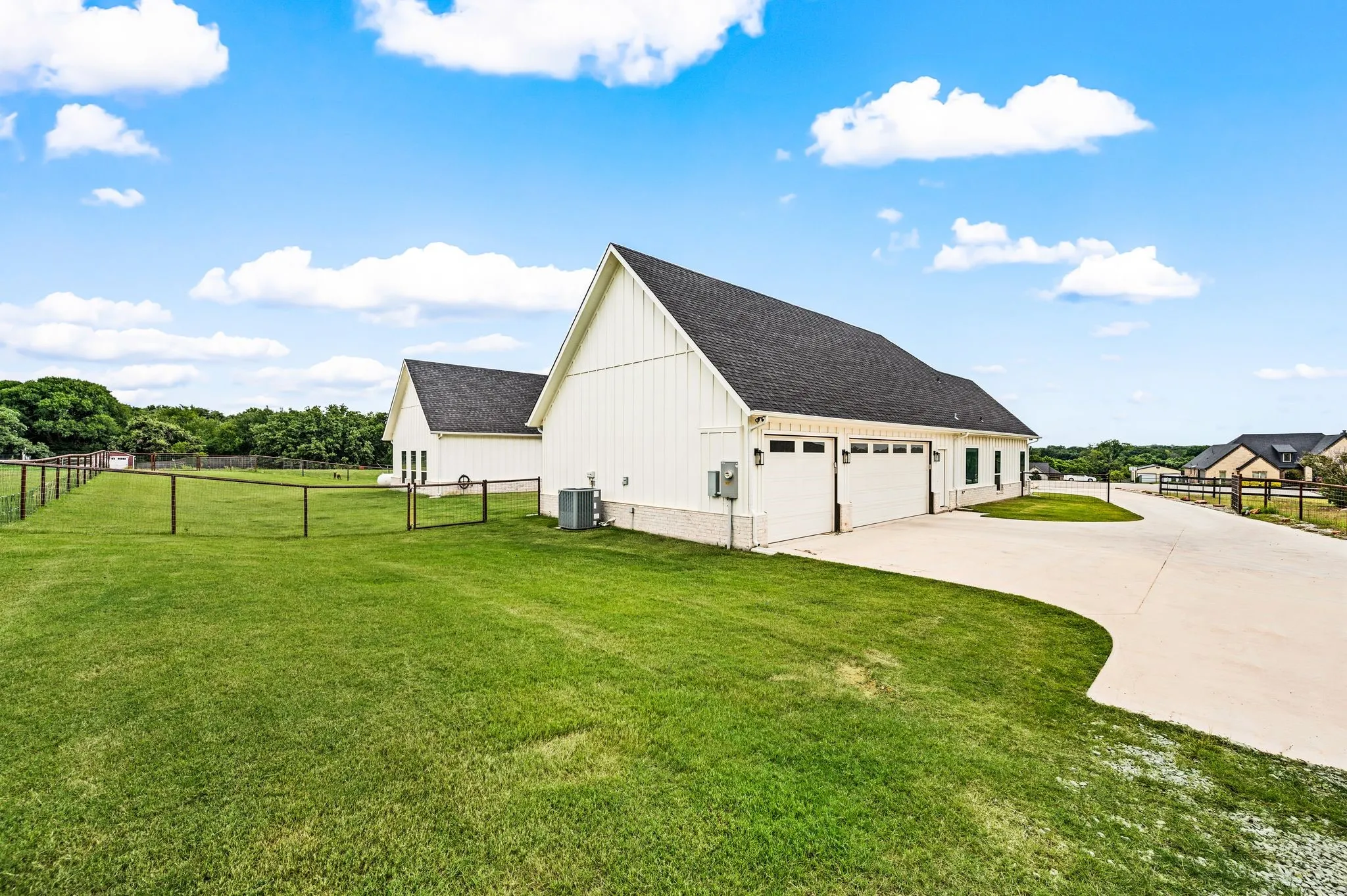 Single Family Residence For Sale in Wise County , 151 Lakota Drive, Bridgeport, Texas 76426, 4 Bedroom, 5 Bathroom, 3 Garage spaces, 3,620 Sqft, built in 2022, mls#21316328, Real Estate Agent in Bridgeport, Homes For Sale in Wise county, Homes For Sale in Bridgeport, Realtor in Bridgeport Texas, Real Estate Brokerage Independent Realty Texas, Luminita Cordes Realtor