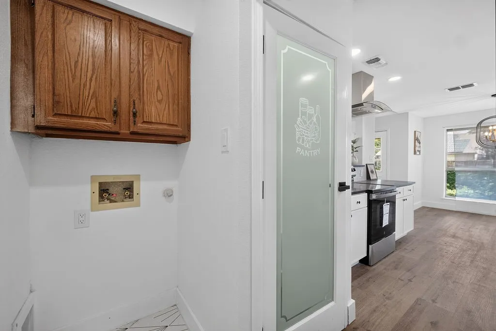 Single Family Residence For Sale in Tarrant County , 401 Myrtle Drive, Arlington, Texas 76018, 3 Bedroom, 2 Bathroom, 2 Garage spaces, 1,389 Sqft, built in 1984, mls#21317620, Real Estate Agent in Arlington, Homes For Sale in Tarrant county, Homes For Sale in Arlington, Realtor in Arlington Texas, Real Estate Brokerage Independent Realty Texas, Luminita Cordes Realtor