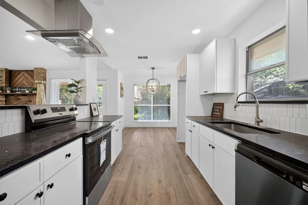 Single Family Residence For Sale in Tarrant County , 401 Myrtle Drive, Arlington, Texas 76018, 3 Bedroom, 2 Bathroom, 2 Garage spaces, 1,389 Sqft, built in 1984, mls#21317620, Real Estate Agent in Arlington, Homes For Sale in Tarrant county, Homes For Sale in Arlington, Realtor in Arlington Texas, Real Estate Brokerage Independent Realty Texas, Luminita Cordes Realtor