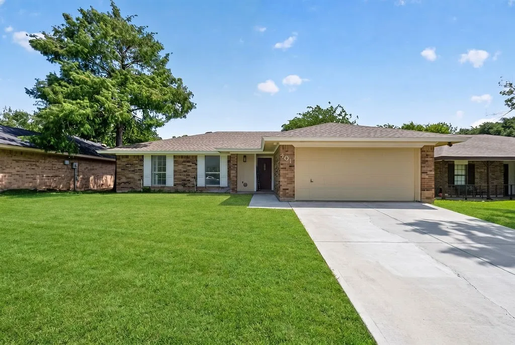 Single Family Residence For Sale in Tarrant County , 401 Myrtle Drive, Arlington, Texas 76018, 3 Bedroom, 2 Bathroom, 2 Garage spaces, 1,389 Sqft, built in 1984, mls#21317620, Real Estate Agent in Arlington, Homes For Sale in Tarrant county, Homes For Sale in Arlington, Realtor in Arlington Texas, Real Estate Brokerage Independent Realty Texas, Luminita Cordes Realtor