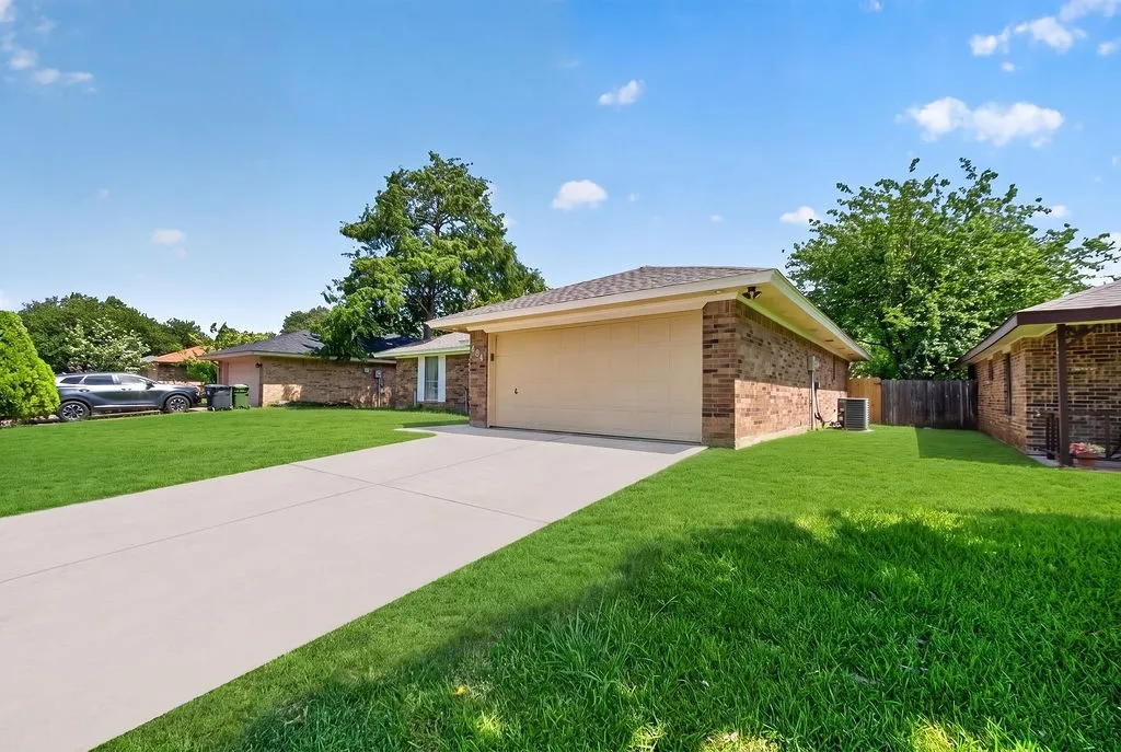 Single Family Residence For Sale in Tarrant County , 401 Myrtle Drive, Arlington, Texas 76018, 3 Bedroom, 2 Bathroom, 2 Garage spaces, 1,389 Sqft, built in 1984, mls#21317620, Real Estate Agent in Arlington, Homes For Sale in Tarrant county, Homes For Sale in Arlington, Realtor in Arlington Texas, Real Estate Brokerage Independent Realty Texas, Luminita Cordes Realtor