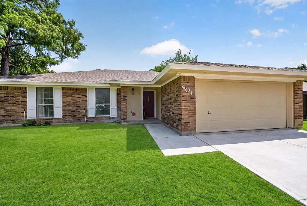 Single Family Residence For Sale in Tarrant County , 401 Myrtle Drive, Arlington, Texas 76018, 3 Bedroom, 2 Bathroom, 2 Garage spaces, 1,389 Sqft, built in 1984, mls#21317620, Real Estate Agent in Arlington, Homes For Sale in Tarrant county, Homes For Sale in Arlington, Realtor in Arlington Texas, Real Estate Brokerage Independent Realty Texas, Luminita Cordes Realtor