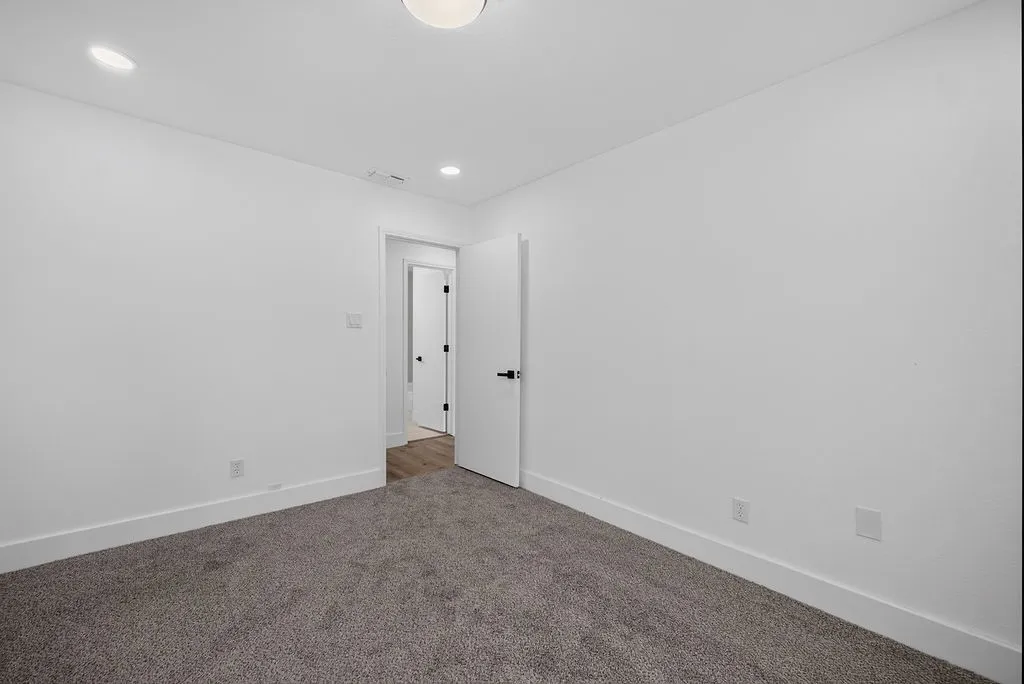 Single Family Residence For Sale in Tarrant County , 401 Myrtle Drive, Arlington, Texas 76018, 3 Bedroom, 2 Bathroom, 2 Garage spaces, 1,389 Sqft, built in 1984, mls#21317620, Real Estate Agent in Arlington, Homes For Sale in Tarrant county, Homes For Sale in Arlington, Realtor in Arlington Texas, Real Estate Brokerage Independent Realty Texas, Luminita Cordes Realtor