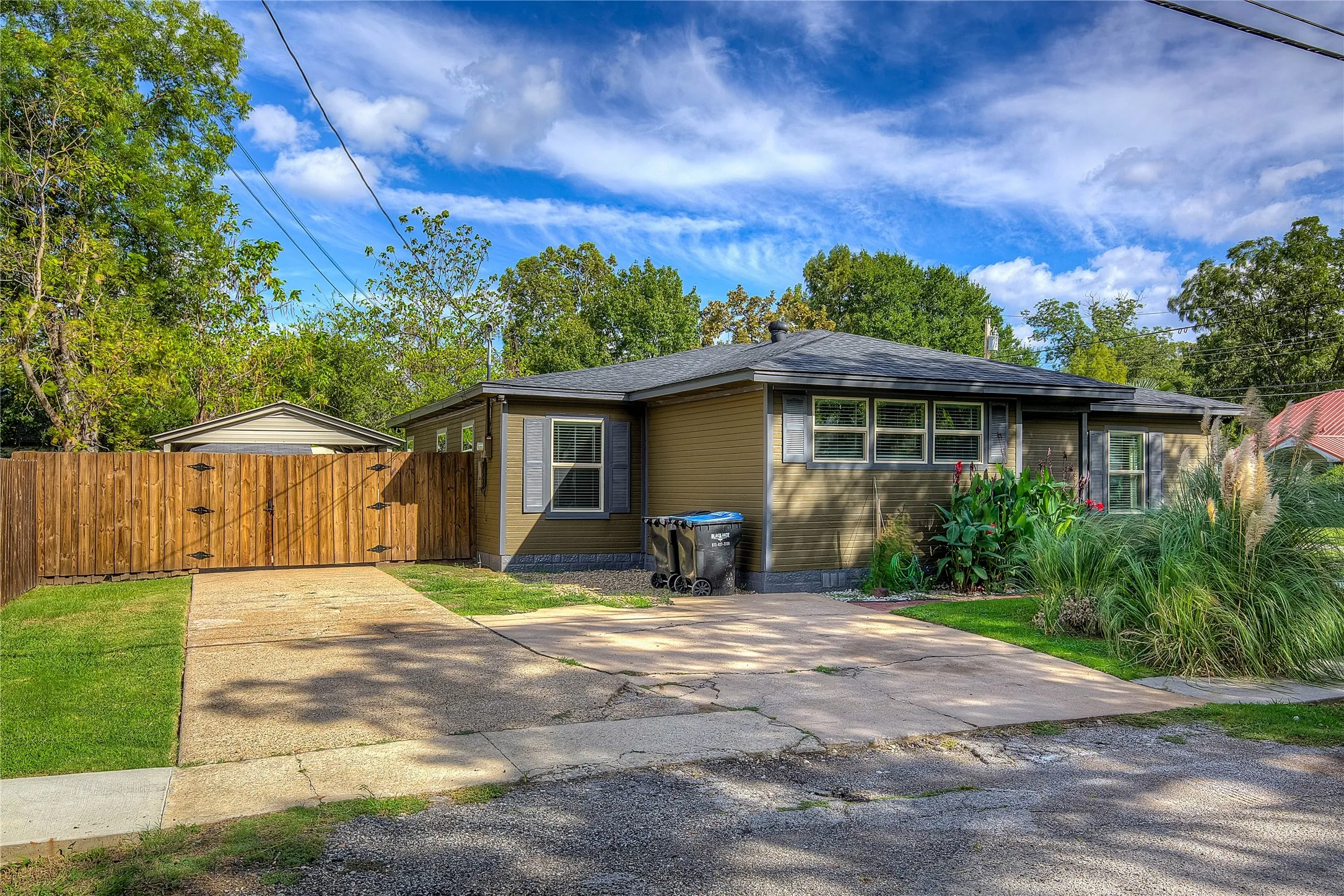 Single Family Residence For Sale in Hunt County , 1918 Walworth Street, Greenville, Texas 75401, 3 Bedroom, 2 Bathroom, Garage spaces, 1,486 Sqft, built in 1940, mls#21317613, Real Estate Agent in Greenville, Homes For Sale in Hunt county, Homes For Sale in Greenville, Realtor in Greenville Texas, Real Estate Brokerage Independent Realty Texas, Luminita Cordes Realtor