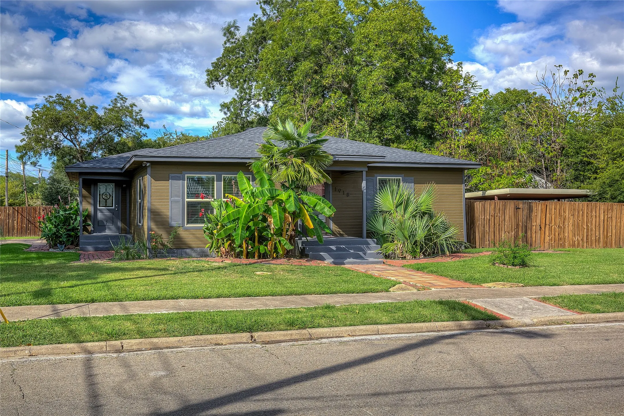 Single Family Residence For Sale in Hunt County , 1918 Walworth Street, Greenville, Texas 75401, 3 Bedroom, 2 Bathroom, Garage spaces, 1,486 Sqft, built in 1940, mls#21317613, Real Estate Agent in Greenville, Homes For Sale in Hunt county, Homes For Sale in Greenville, Realtor in Greenville Texas, Real Estate Brokerage Independent Realty Texas, Luminita Cordes Realtor