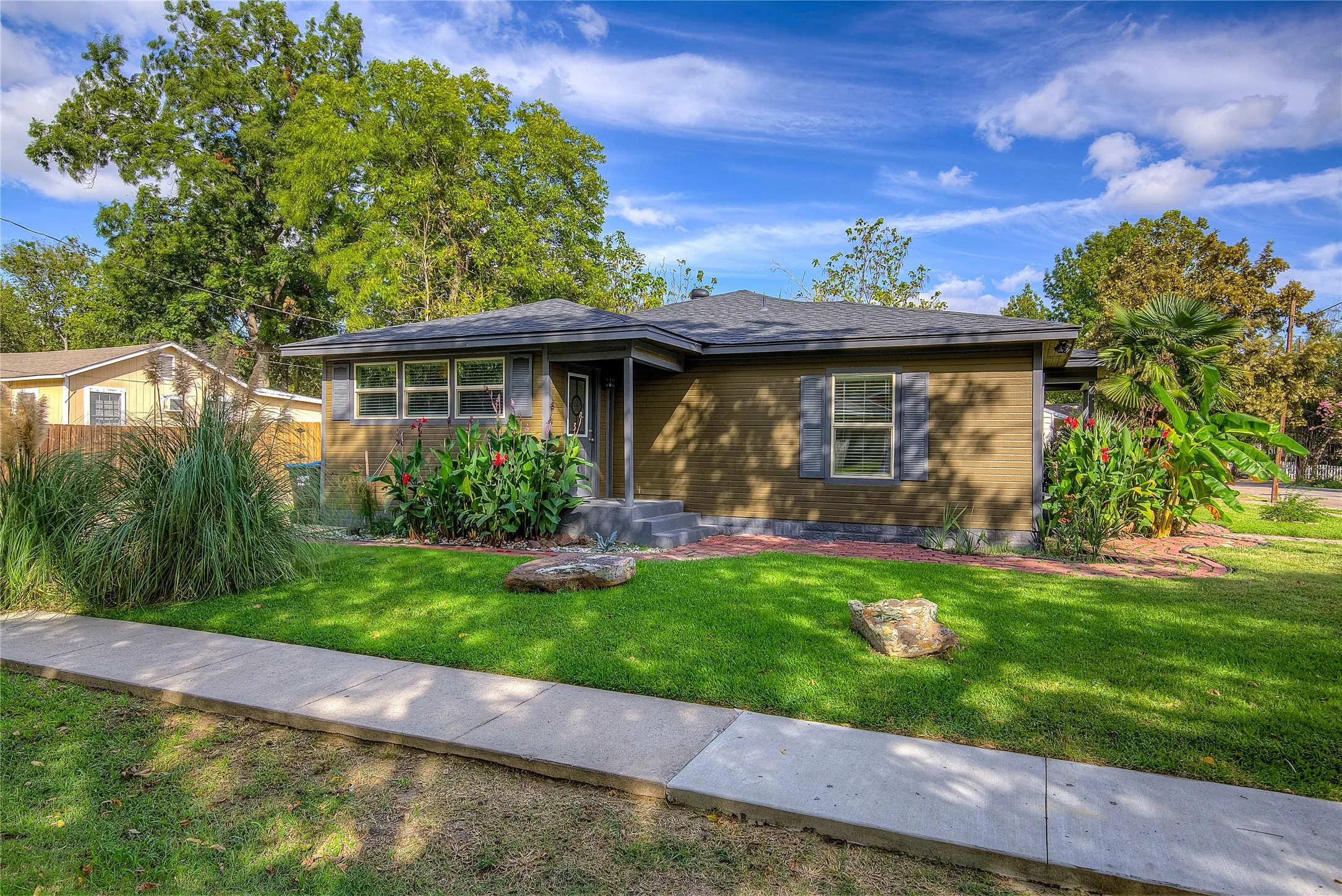 Single Family Residence For Sale in Hunt County , 1918 Walworth Street, Greenville, Texas 75401, 3 Bedroom, 2 Bathroom, Garage spaces, 1,486 Sqft, built in 1940, mls#21317613, Real Estate Agent in Greenville, Homes For Sale in Hunt county, Homes For Sale in Greenville, Realtor in Greenville Texas, Real Estate Brokerage Independent Realty Texas, Luminita Cordes Realtor