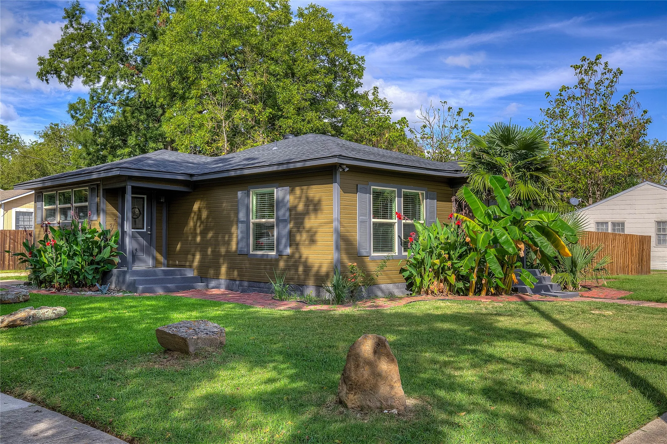 Single Family Residence For Sale in Hunt County , 1918 Walworth Street, Greenville, Texas 75401, 3 Bedroom, 2 Bathroom, Garage spaces, 1,486 Sqft, built in 1940, mls#21317613, Real Estate Agent in Greenville, Homes For Sale in Hunt county, Homes For Sale in Greenville, Realtor in Greenville Texas, Real Estate Brokerage Independent Realty Texas, Luminita Cordes Realtor