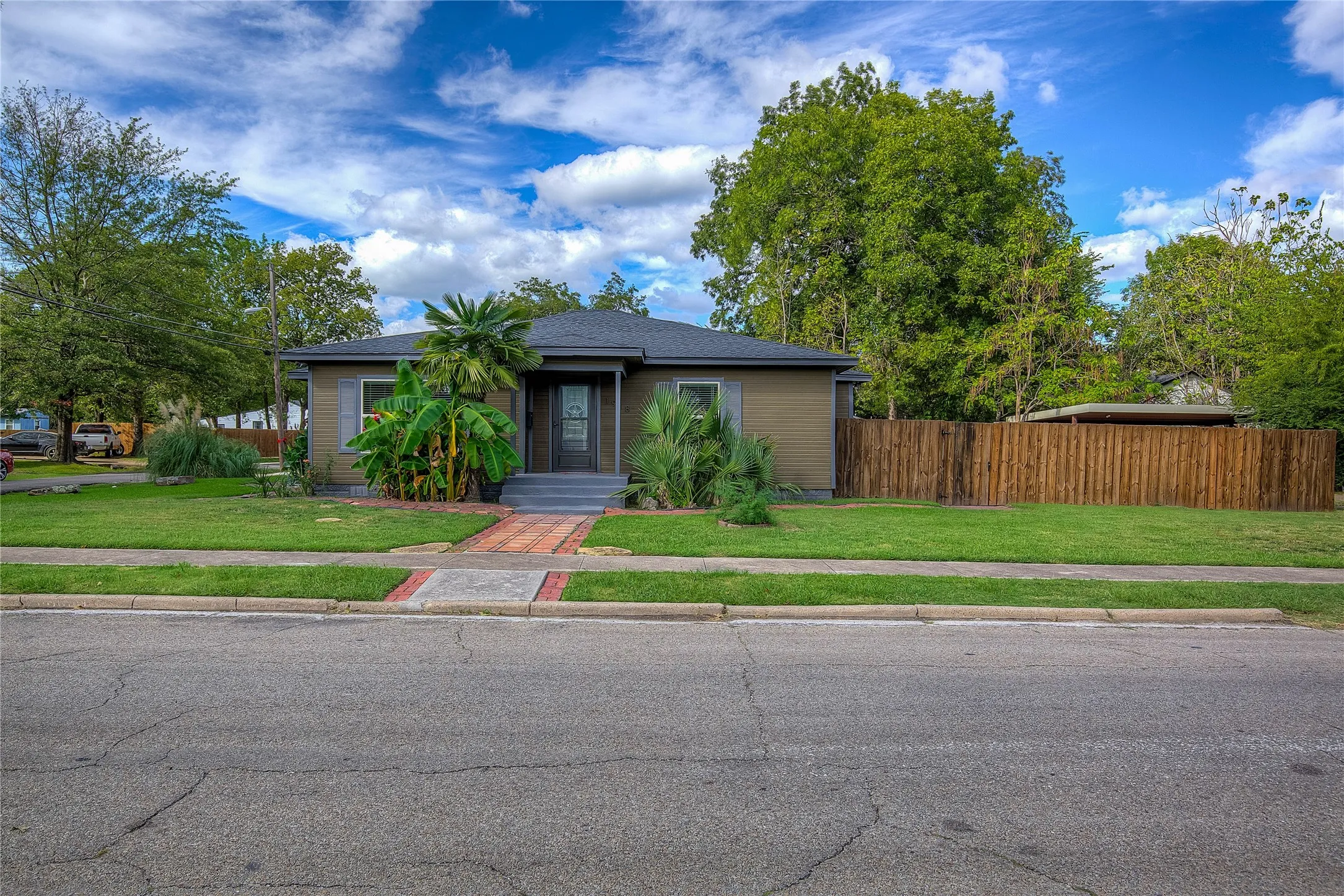 Single Family Residence For Sale in Hunt County , 1918 Walworth Street, Greenville, Texas 75401, 3 Bedroom, 2 Bathroom, Garage spaces, 1,486 Sqft, built in 1940, mls#21317613, Real Estate Agent in Greenville, Homes For Sale in Hunt county, Homes For Sale in Greenville, Realtor in Greenville Texas, Real Estate Brokerage Independent Realty Texas, Luminita Cordes Realtor
