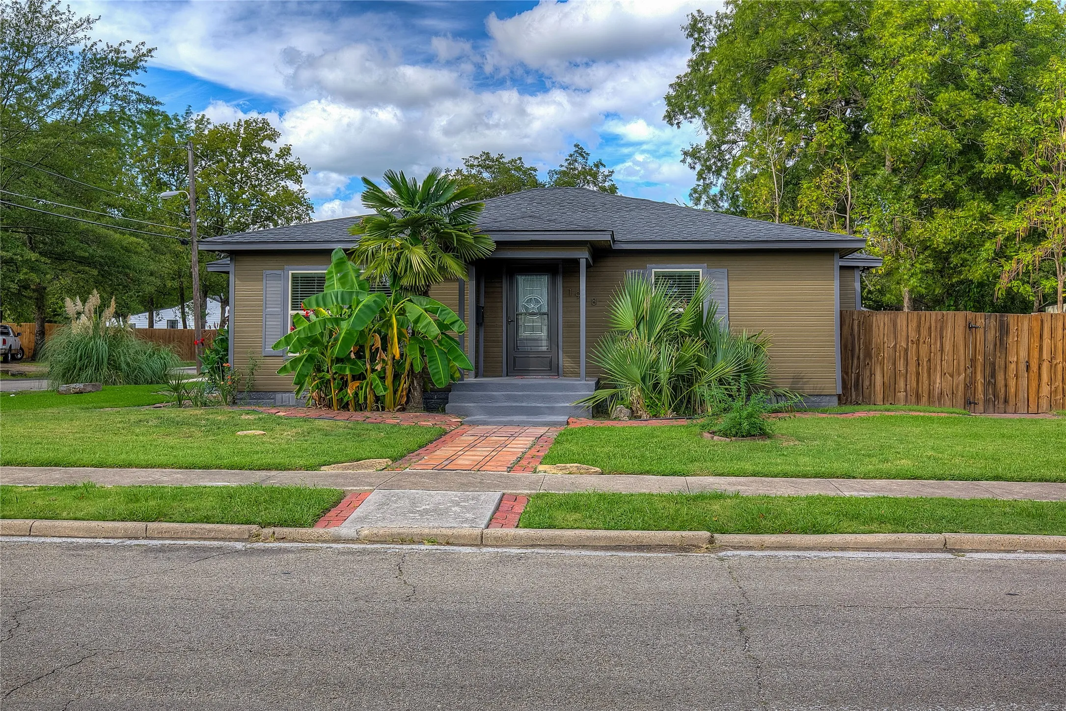 Single Family Residence For Sale in Hunt County , 1918 Walworth Street, Greenville, Texas 75401, 3 Bedroom, 2 Bathroom, Garage spaces, 1,486 Sqft, built in 1940, mls#21317613, Real Estate Agent in Greenville, Homes For Sale in Hunt county, Homes For Sale in Greenville, Realtor in Greenville Texas, Real Estate Brokerage Independent Realty Texas, Luminita Cordes Realtor