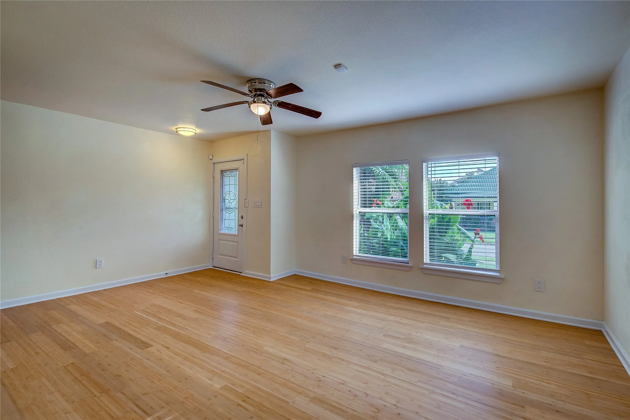 Single Family Residence For Sale in Hunt County , 1918 Walworth Street, Greenville, Texas 75401, 3 Bedroom, 2 Bathroom, Garage spaces, 1,486 Sqft, built in 1940, mls#21317613, Real Estate Agent in Greenville, Homes For Sale in Hunt county, Homes For Sale in Greenville, Realtor in Greenville Texas, Real Estate Brokerage Independent Realty Texas, Luminita Cordes Realtor