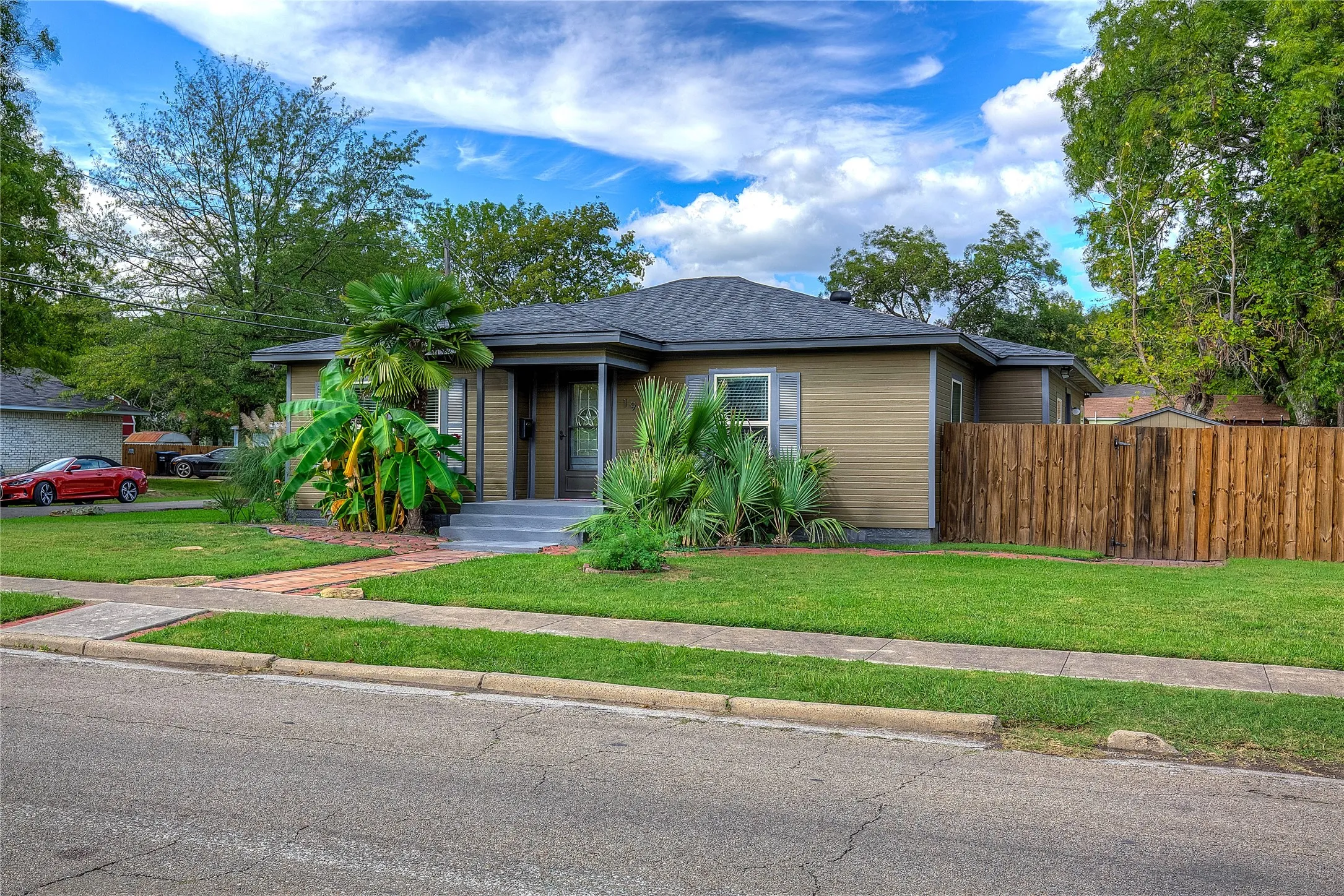Single Family Residence For Sale in Hunt County , 1918 Walworth Street, Greenville, Texas 75401, 3 Bedroom, 2 Bathroom, Garage spaces, 1,486 Sqft, built in 1940, mls#21317613, Real Estate Agent in Greenville, Homes For Sale in Hunt county, Homes For Sale in Greenville, Realtor in Greenville Texas, Real Estate Brokerage Independent Realty Texas, Luminita Cordes Realtor