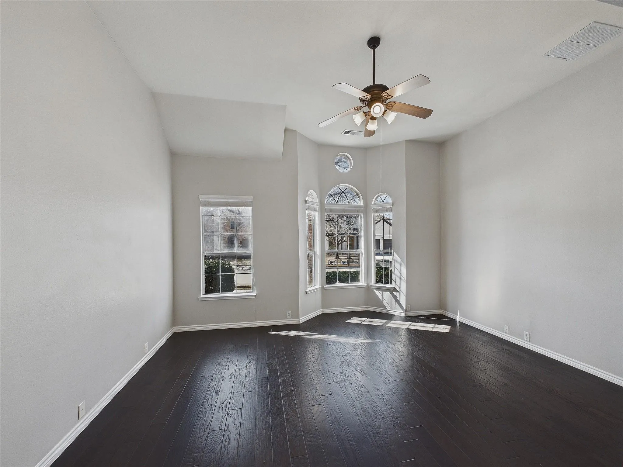 Single Family Residence For Sale in Denton County , 11672 Cape Royal Lane, Frisco, Texas 75033, 5 Bedroom, 4 Bathroom, 2 Garage spaces, 3,641 Sqft, built in 2002, mls#21316434, Real Estate Agent in Frisco, Homes For Sale in Denton county, Homes For Sale in Frisco, Realtor in Frisco Texas, Real Estate Brokerage Independent Realty Texas, Luminita Cordes Realtor