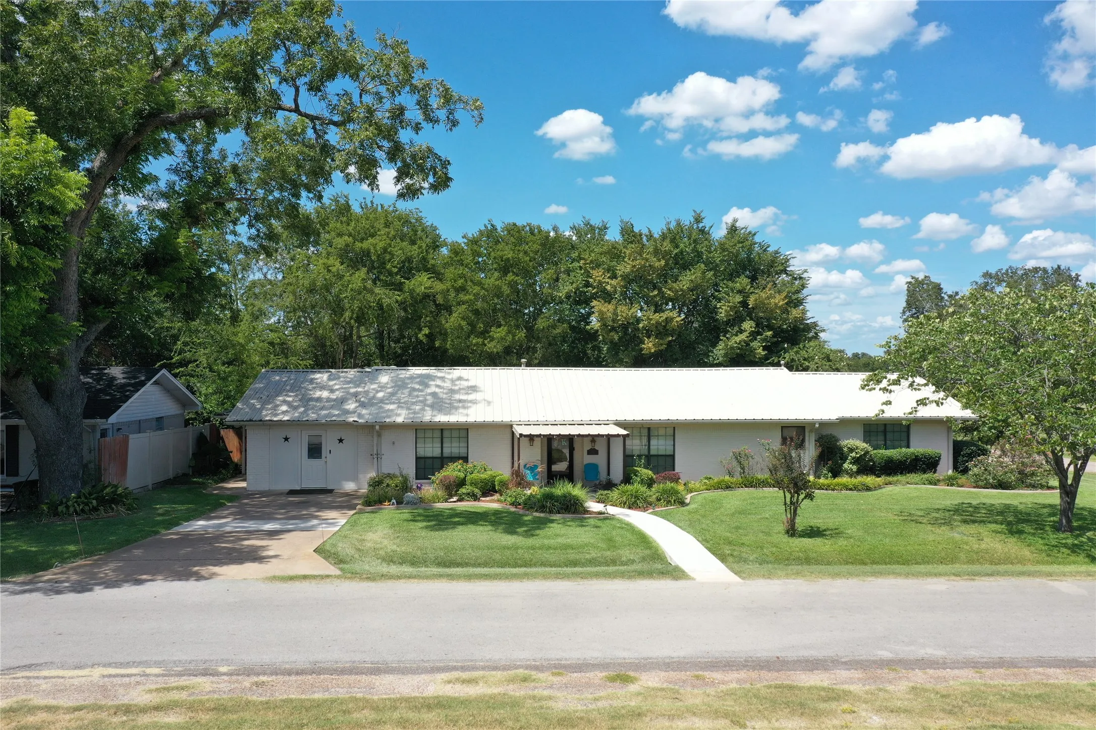 Single Family Residence For Sale in Freestone County , 403 N Hall Street, Fairfield, Texas 75840, 5 Bedrooms, 3 Bathrooms, 2 Garage spaces, 3,602 Sqft, built in 1975, Price $370,000, mls#21309375, Real Estate Agent in Fairfield, Homes For Sale in Freestone county, Homes For Sale in Fairfield, Realtor in Fairfield Texas, Real Estate Brokerage Independent Realty Texas, Luminita Cordes Realtor